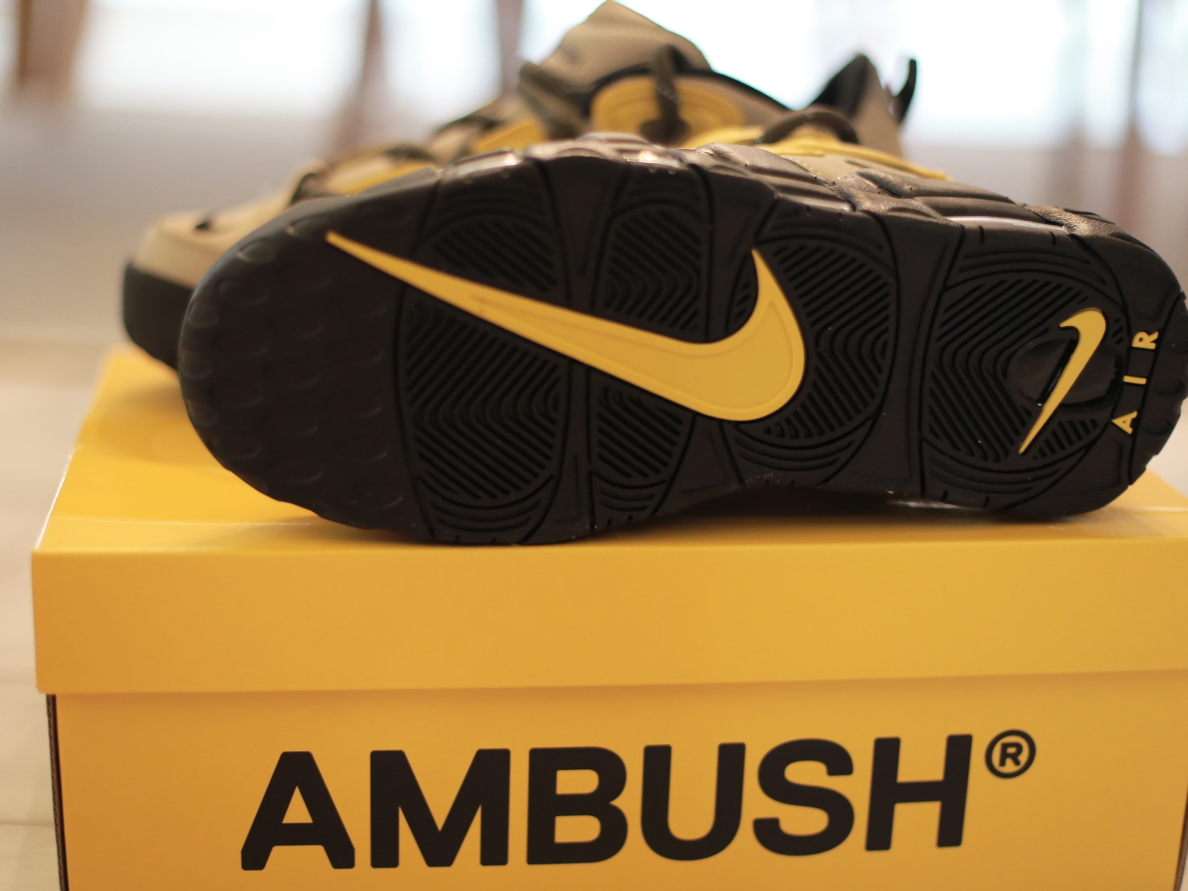 Nike x Ambush Air More Uptempo Low Vivid Sulfur and Limestone 착용 스타일 - 4