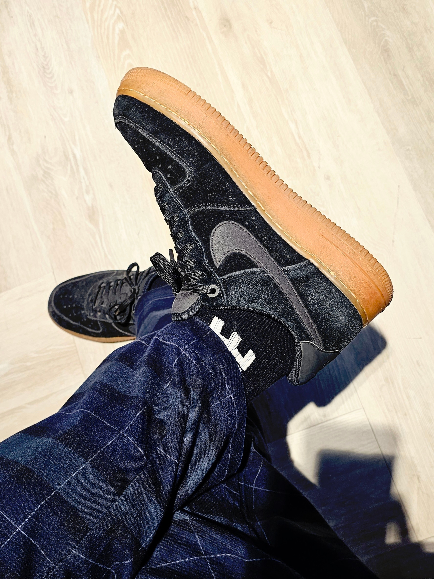 Nike Air Force 1 '07 LV8 Suede Black Gum 착용 스타일 - 3