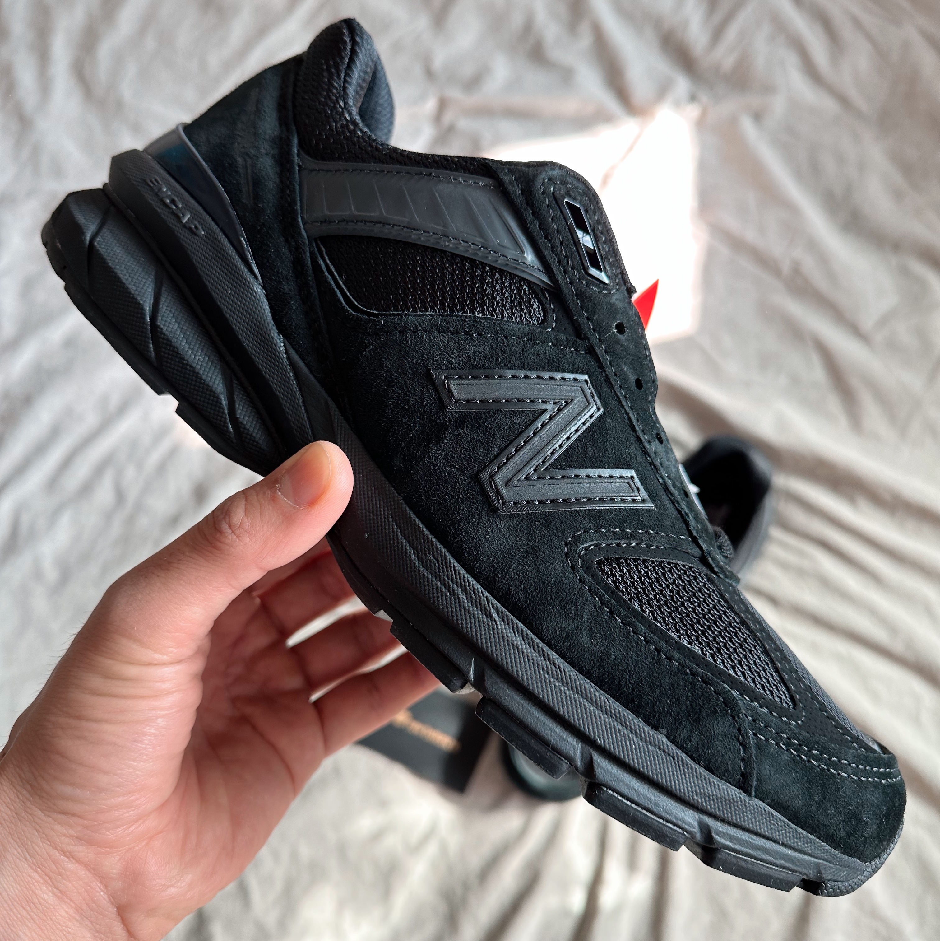 New Balance 990v5 Made in USA Triple Black - D Standard 착용 스타일 - 3