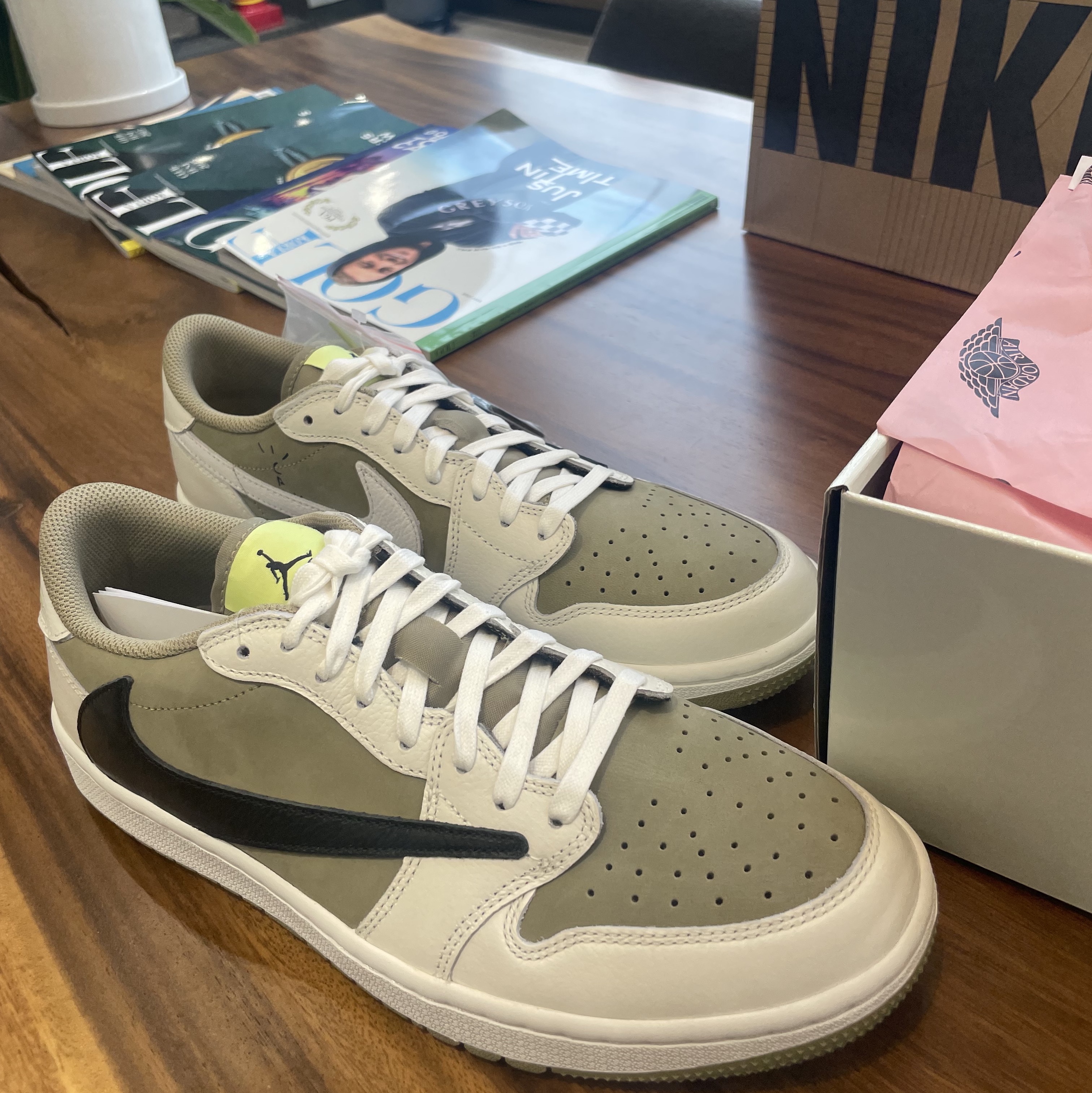 Jordan 1 x Travis Scott Retro Low Golf NRG Neutral Olive 착용 스타일