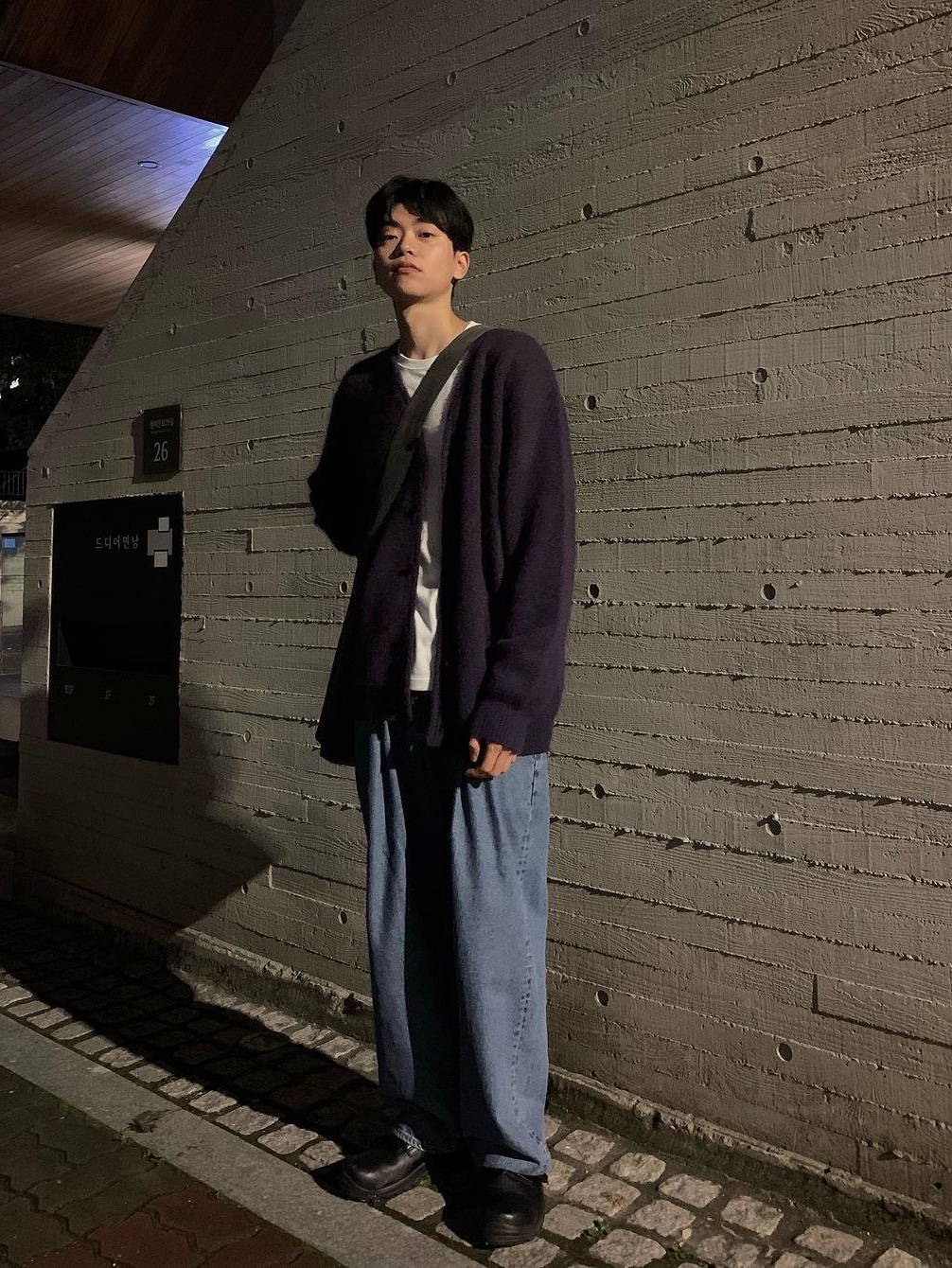 Millo Archive Dyeing Nylon Shoulder Bag Stone Gray, Millo Archive Dyeing Nylon Shoulder Bag Stone Beige 착용 스타일 - 1