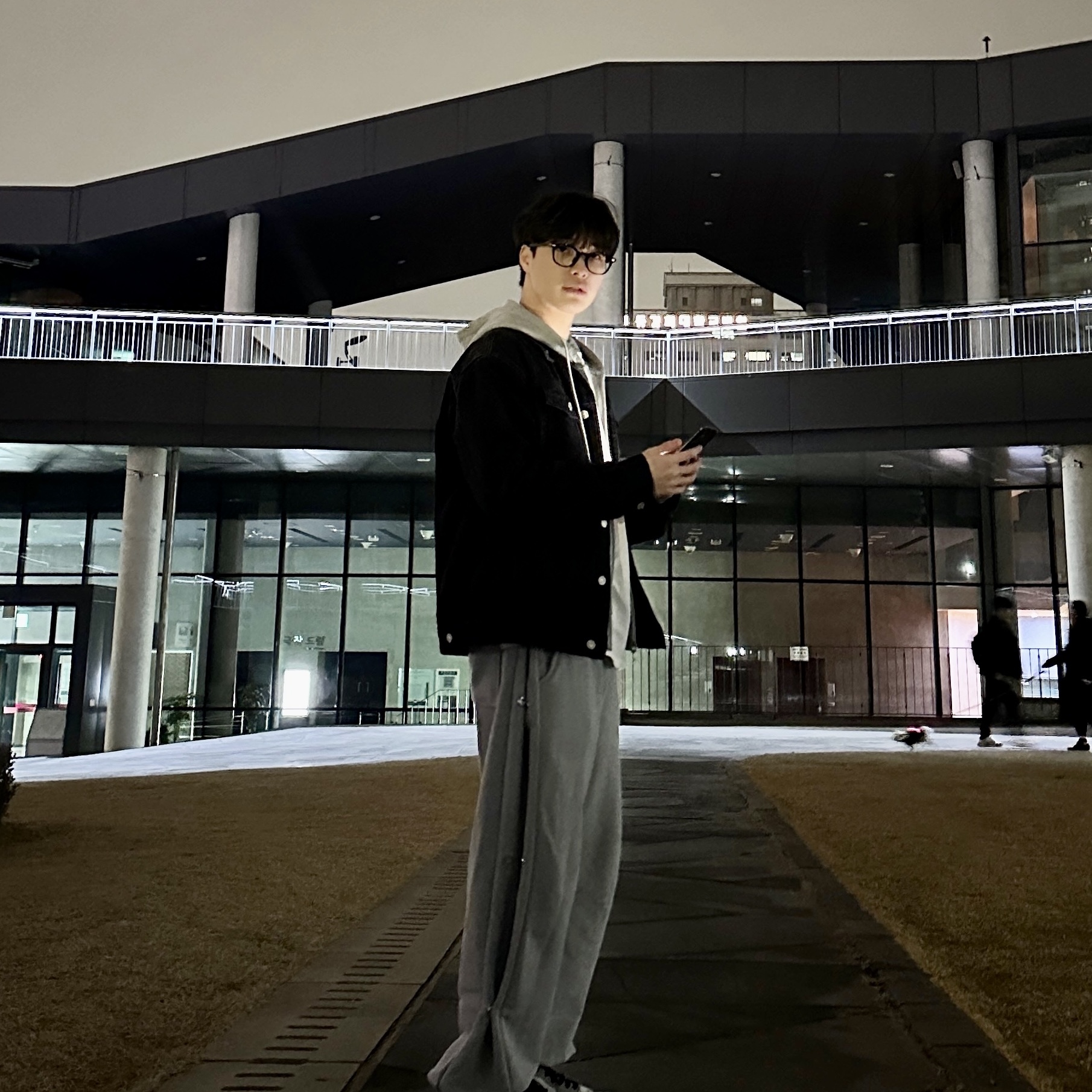 MJD Side Snap Wide C/P Sweatpants Melange Grey 착용 스타일 - 1