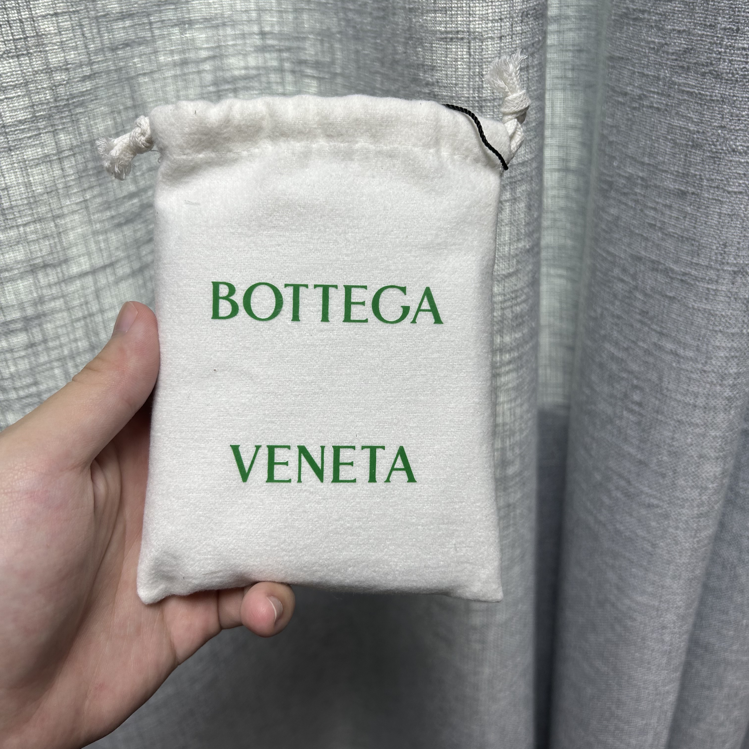 Bottega Veneta Bi-Fold Wallet Black 착용 스타일 - 2