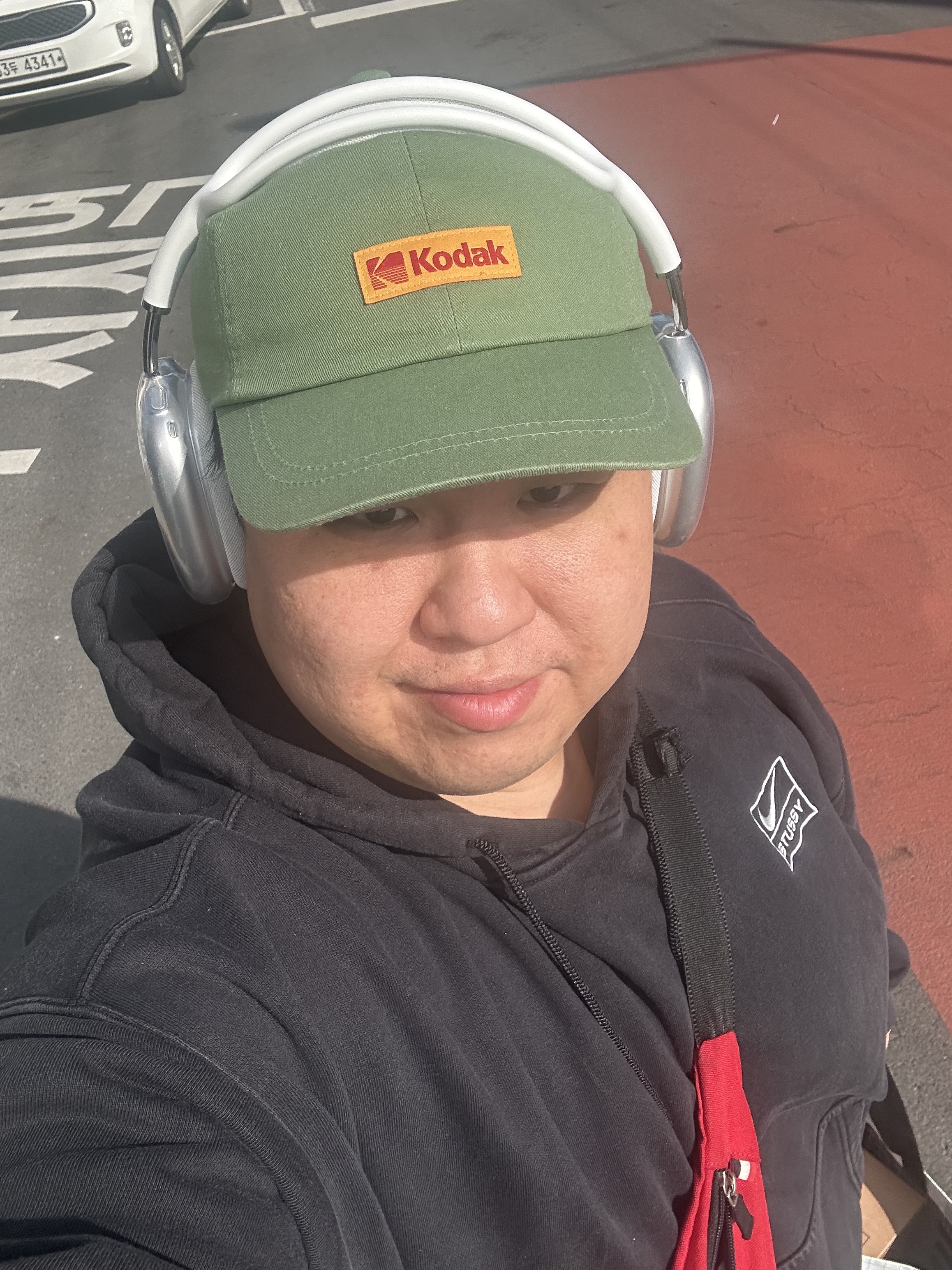 Apple AirPods Max Lightning Silver (Korean Ver.), Nike x Stussy NRG RA Washed Pullover Hoodie Black (DN4028-010) 착용 스타일
