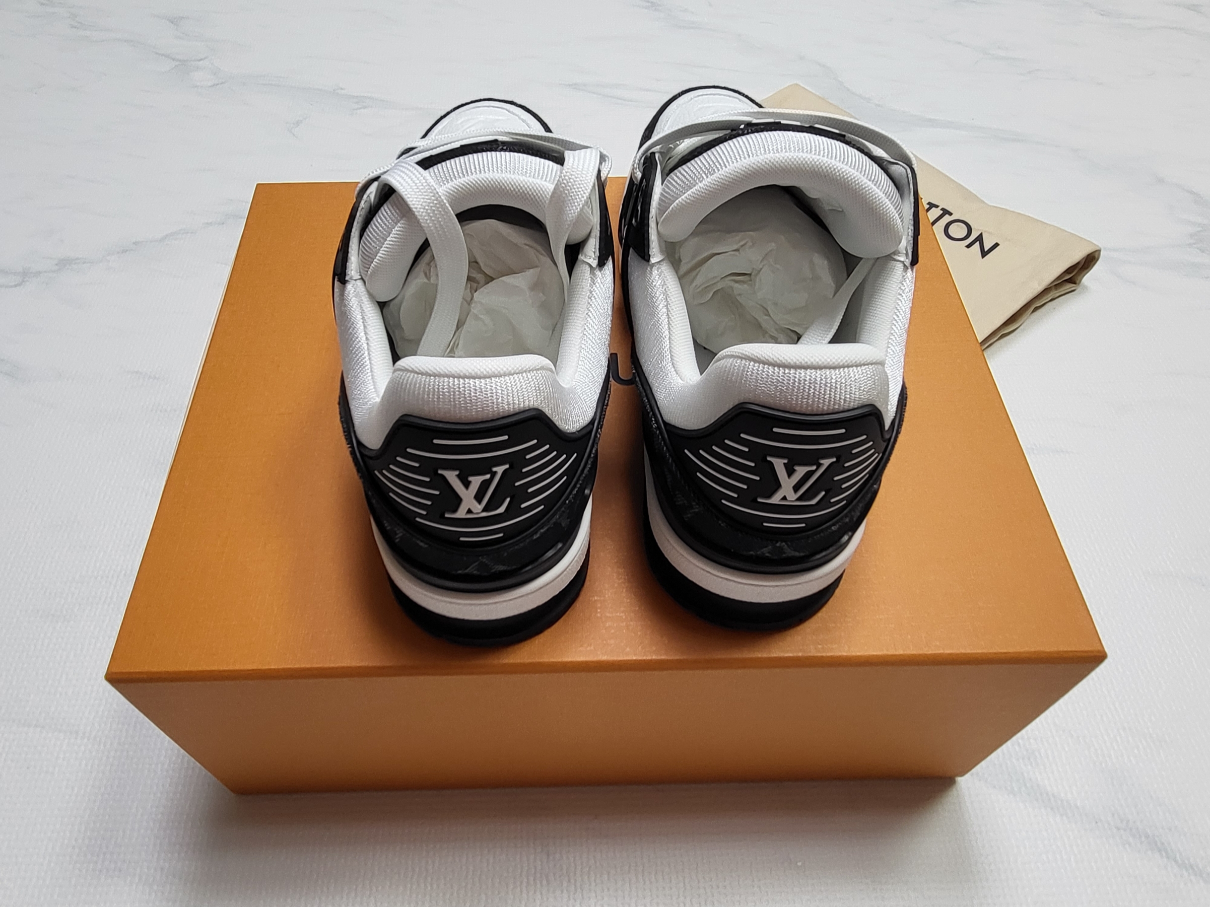 Louis Vuitton LV Trainer Sneakers Monogram Denim White Black 착용 스타일 - 3