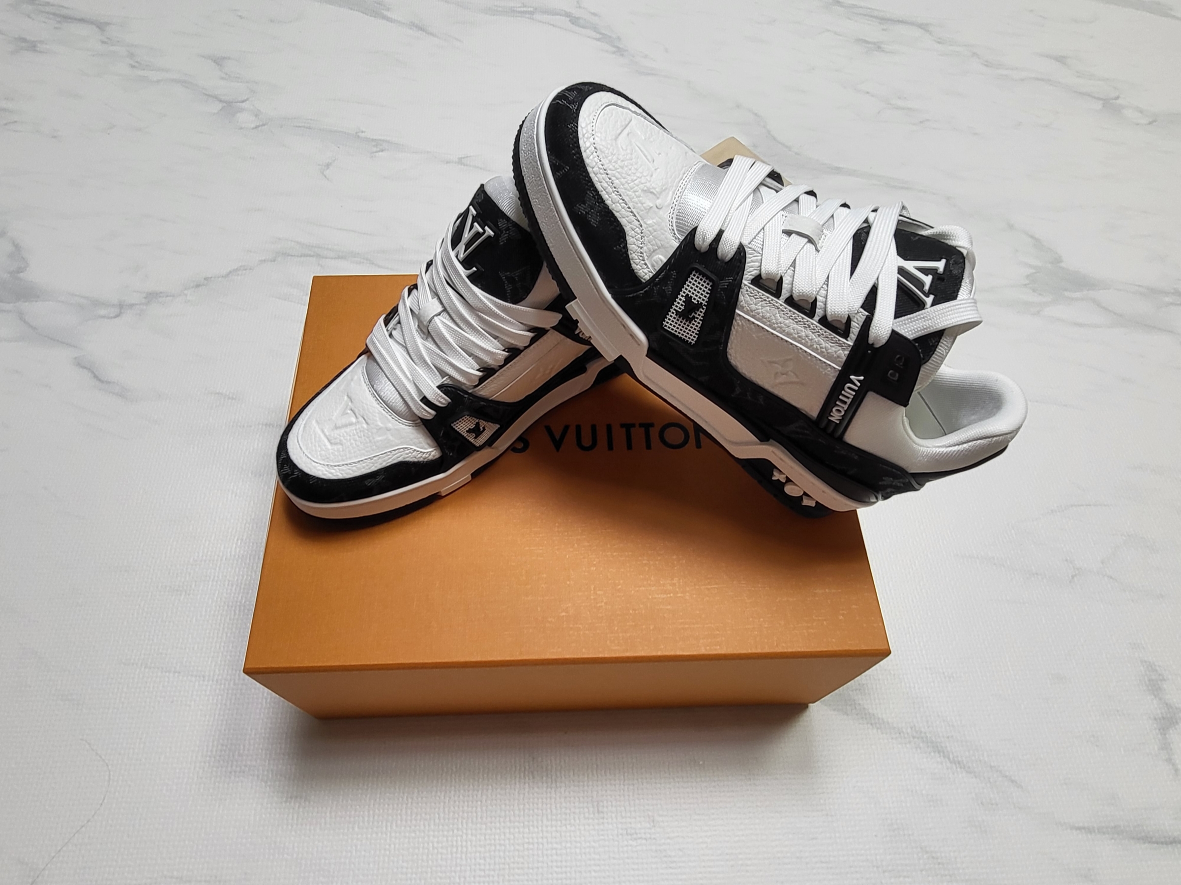 Louis Vuitton LV Trainer Sneakers Monogram Denim White Black 착용 스타일 - 4