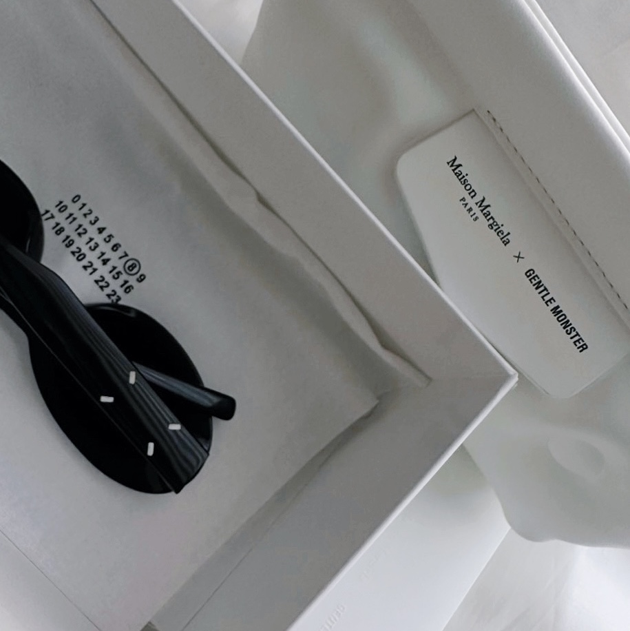 Gentle Monster x Maison Margiela MM005 Black Black 착용 스타일 - 3