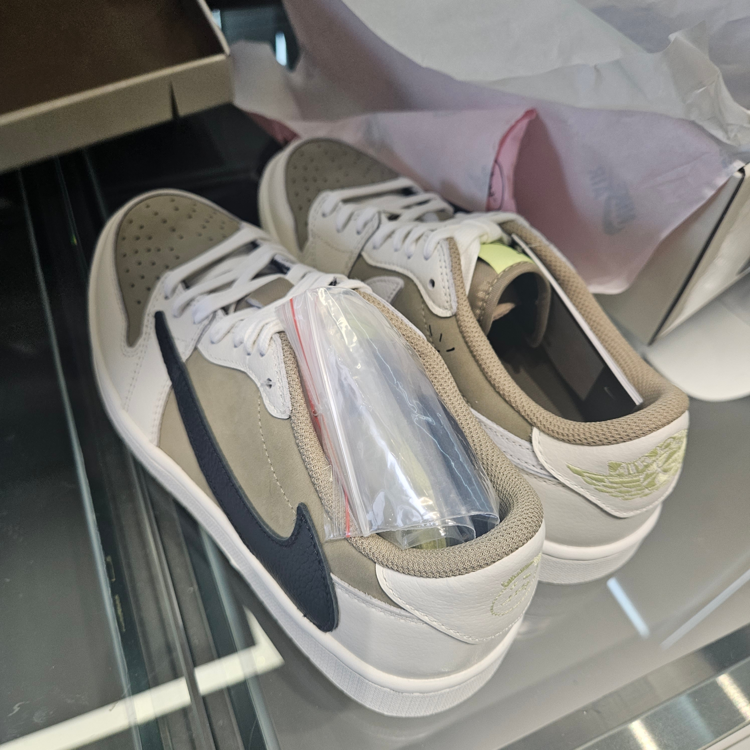 Jordan 1 x Travis Scott Retro Low Golf NRG Neutral Olive 착용 스타일 - 1