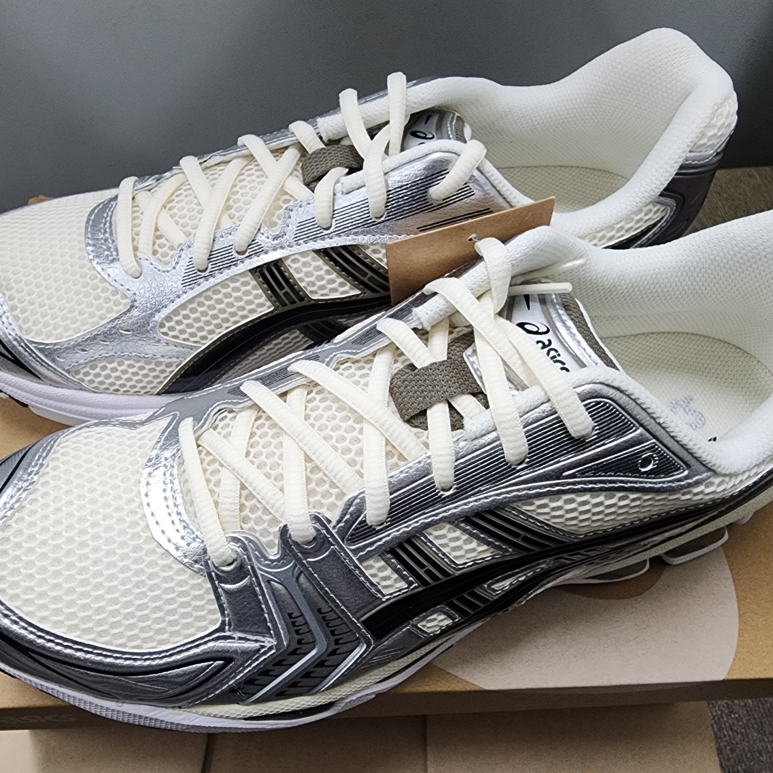 Asics Gel-Kayano 14 Cream Black 착용 스타일