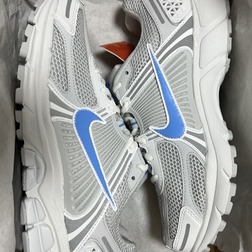 Nike Zoom Vomero 5 Photon Dust and University Blue 착용 스타일