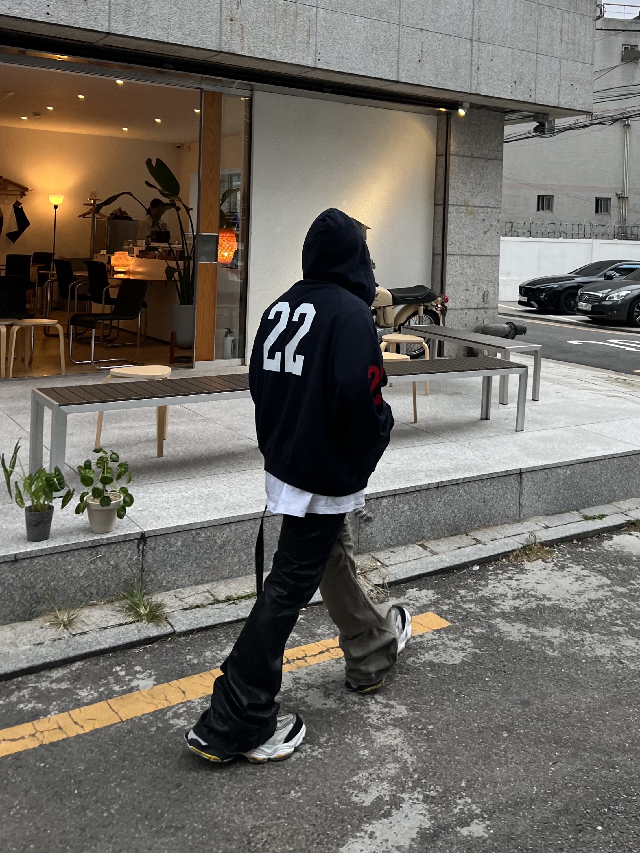 Balenciaga Cargo Sneakers Grey Black Yellow, Balenciaga Paris Logo 22 Zip-Up Hoodie Dark Navy 착용 스타일 - 1