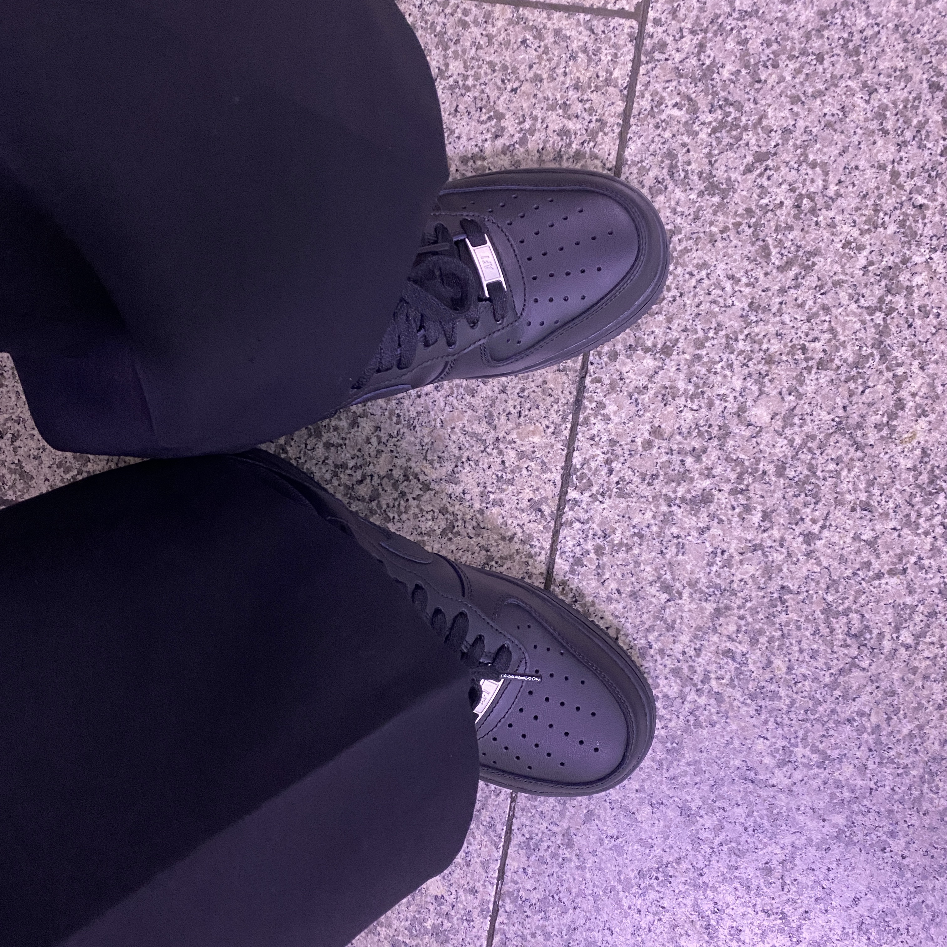 Nike Air Force 1 '07 Low Triple Black 착용 스타일 - 1