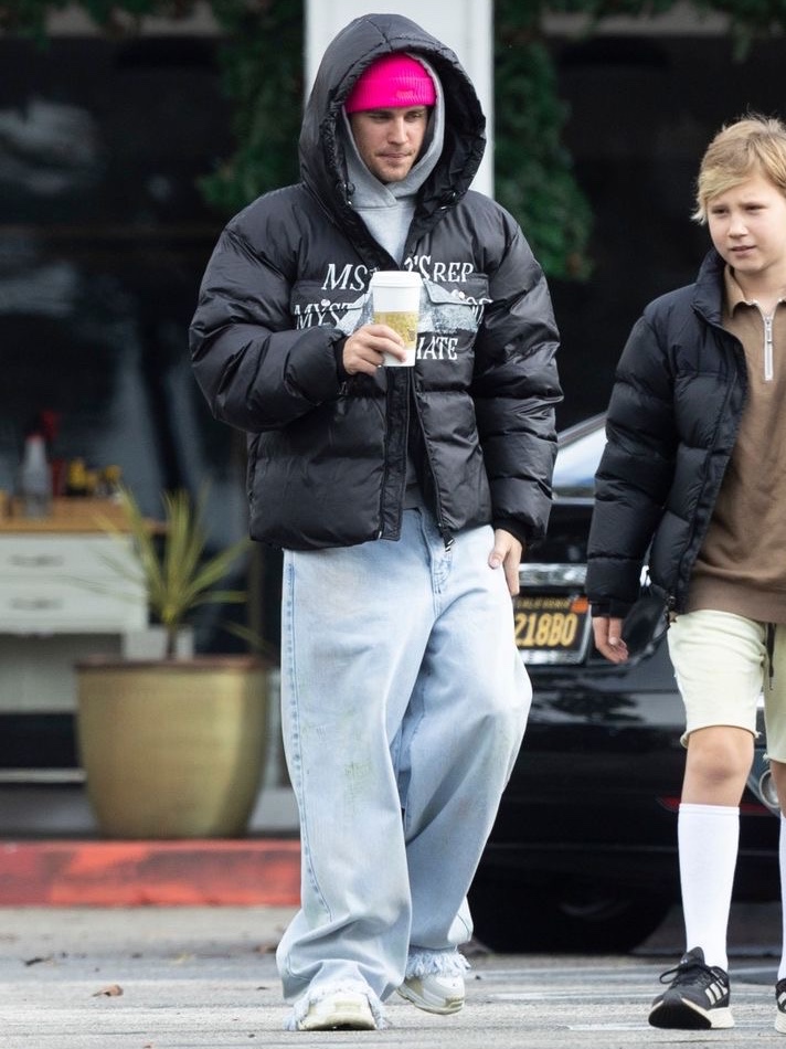 Balenciaga Large Baggy Jeans Blue, (W) Balenciaga Defender Sneakers Beige 착용 스타일 - 4