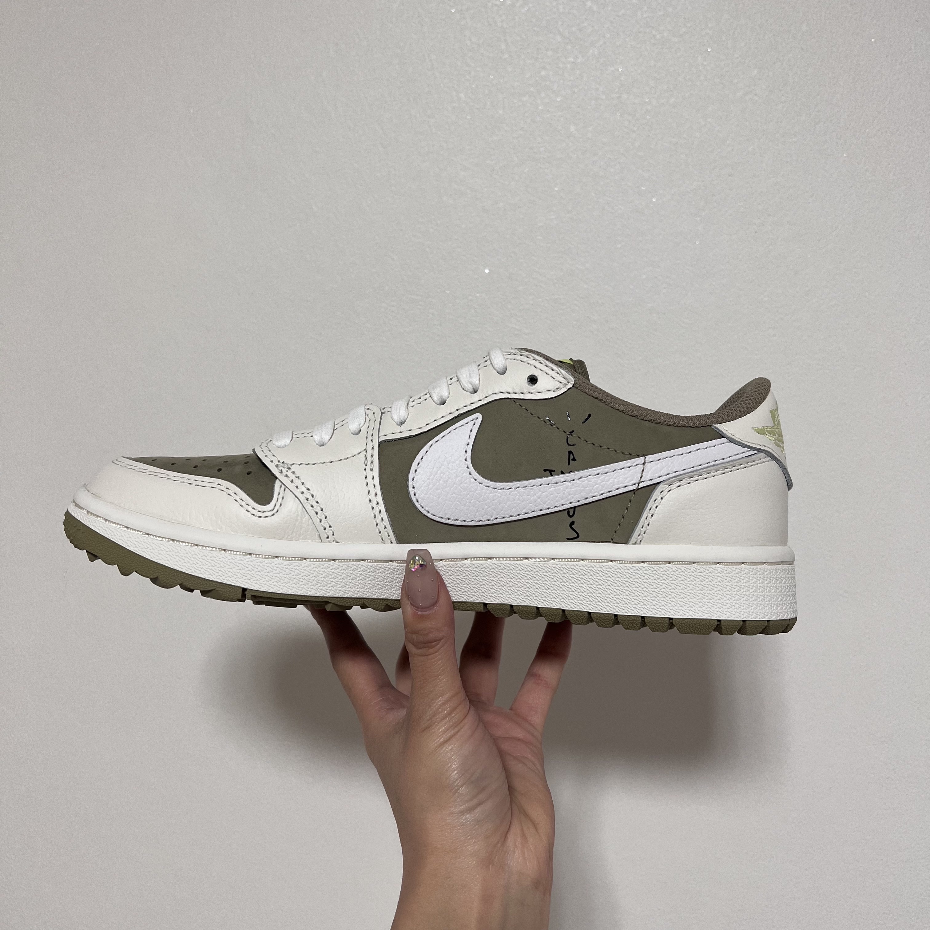 Jordan 1 x Travis Scott Retro Low Golf NRG Neutral Olive 착용 스타일 - 3