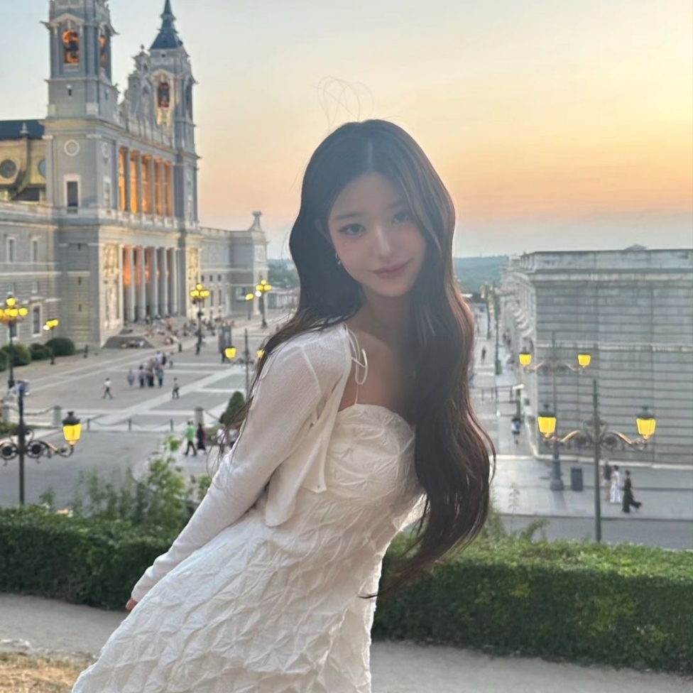 [KREAM 단독] STU Women Embroidery Bumpy Dress White 착용 스타일 - 1