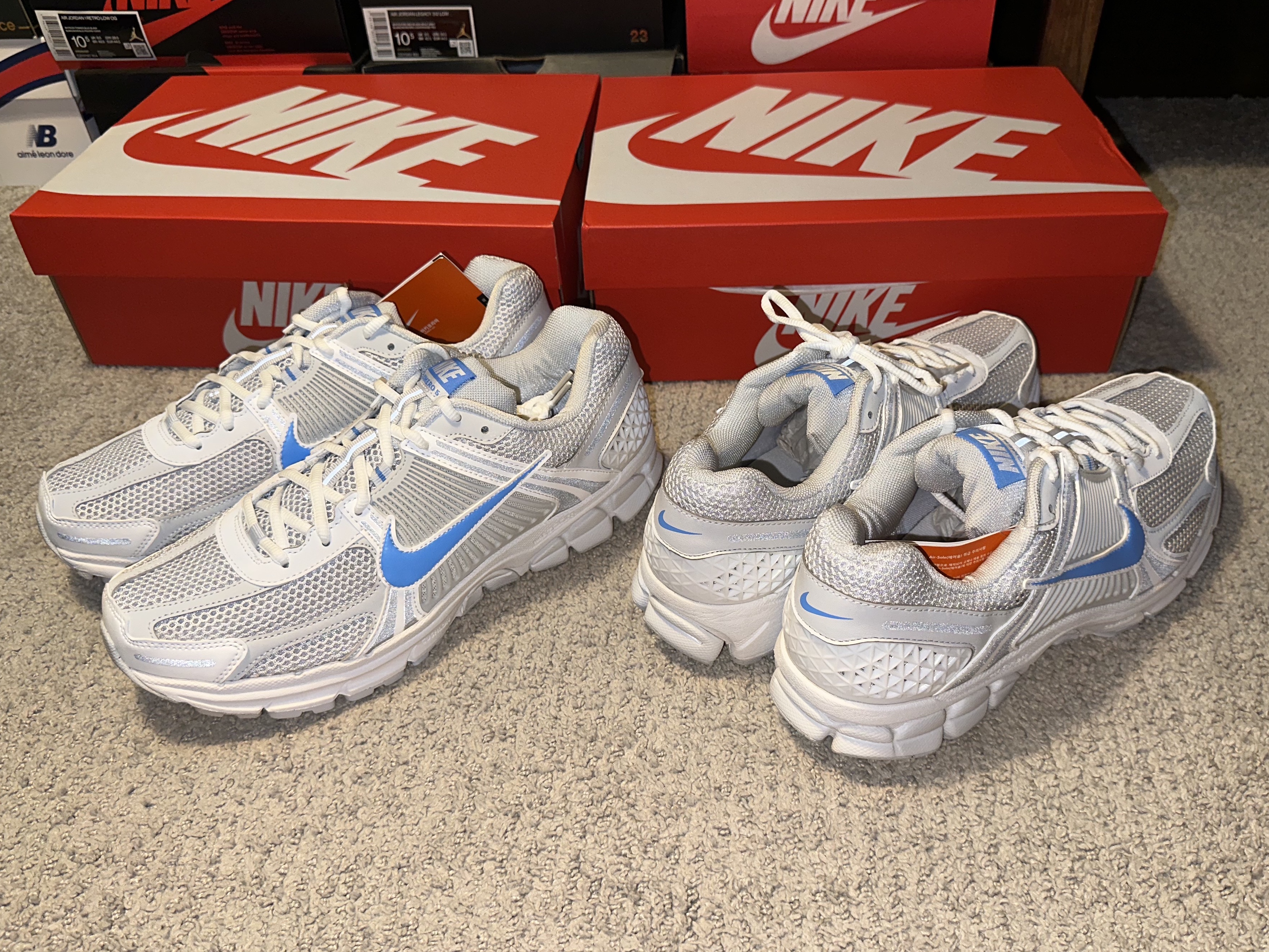 Nike Zoom Vomero 5 Photon Dust and University Blue 착용 스타일 - 2