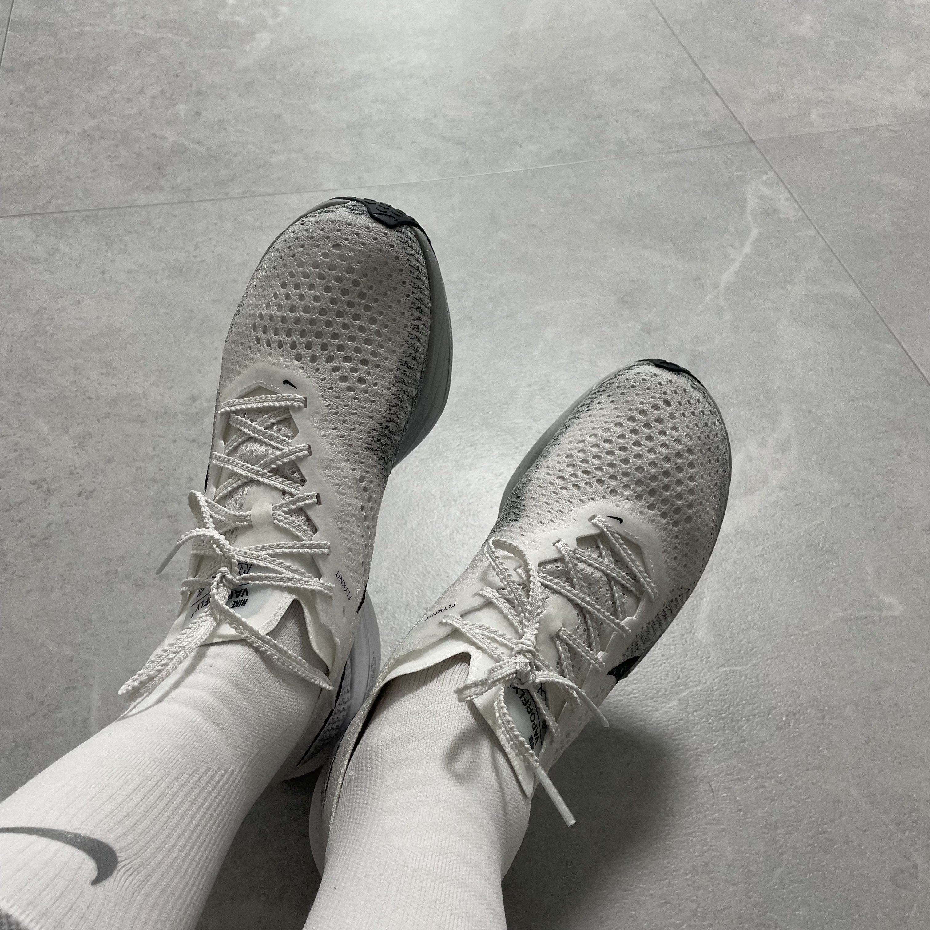 (W) Nike ZoomX Vaporfly Next% 3 White Particle Grey 착용 스타일