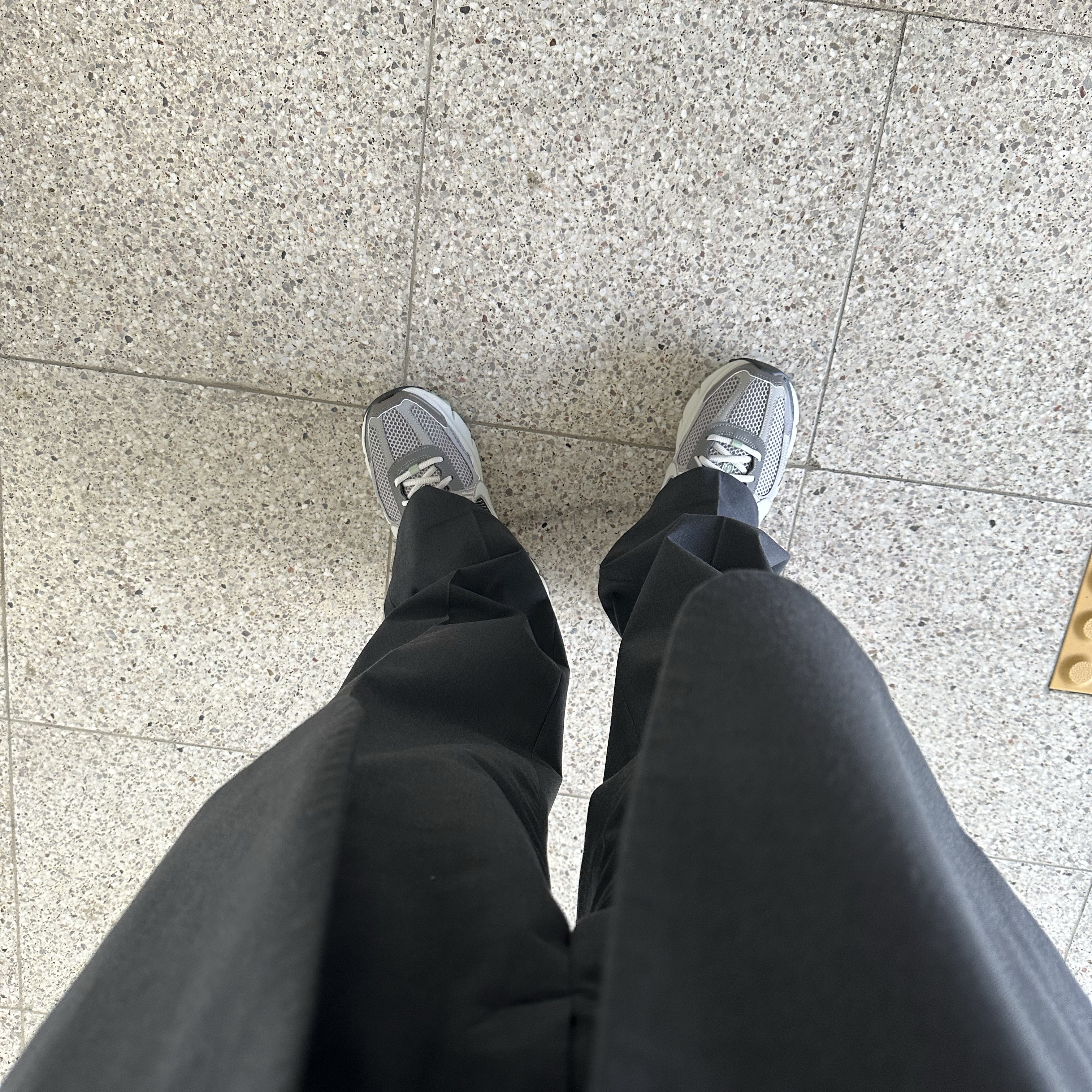 (W) Nike Zoom Vomero 5 Cobblestone and Flat Pewter 착용 스타일 - 2