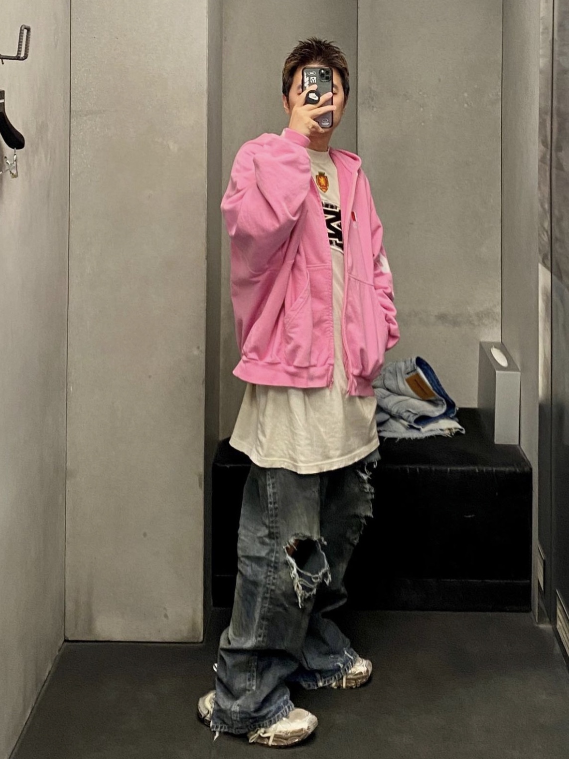 Balenciaga Paris Logo 22 Zip-Up Hoodie Dark Navy, Balenciaga Skater Long Sleeve T-Shirt Oversized Black Faded 착용 스타일