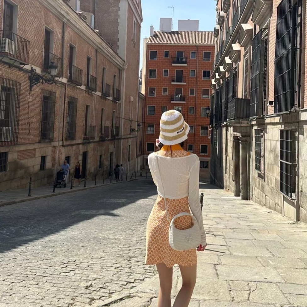 Miu Miu Wander Crochet Hobo bag White 착용 스타일 - 3