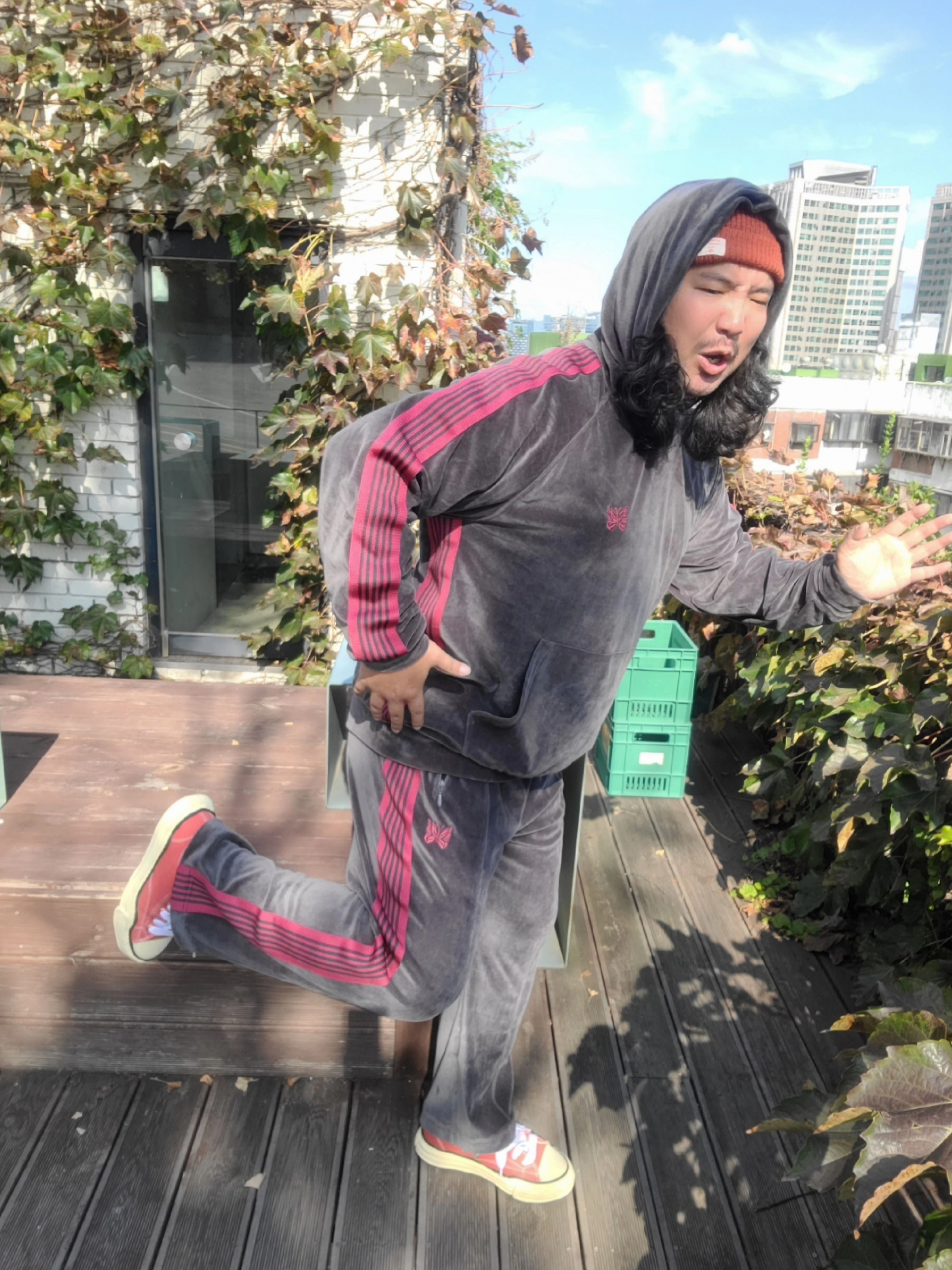 Needles Narrow Track Pants Velour Charcoal, Needles Track Hoodie Velour Charcoal 착용 스타일 - 3