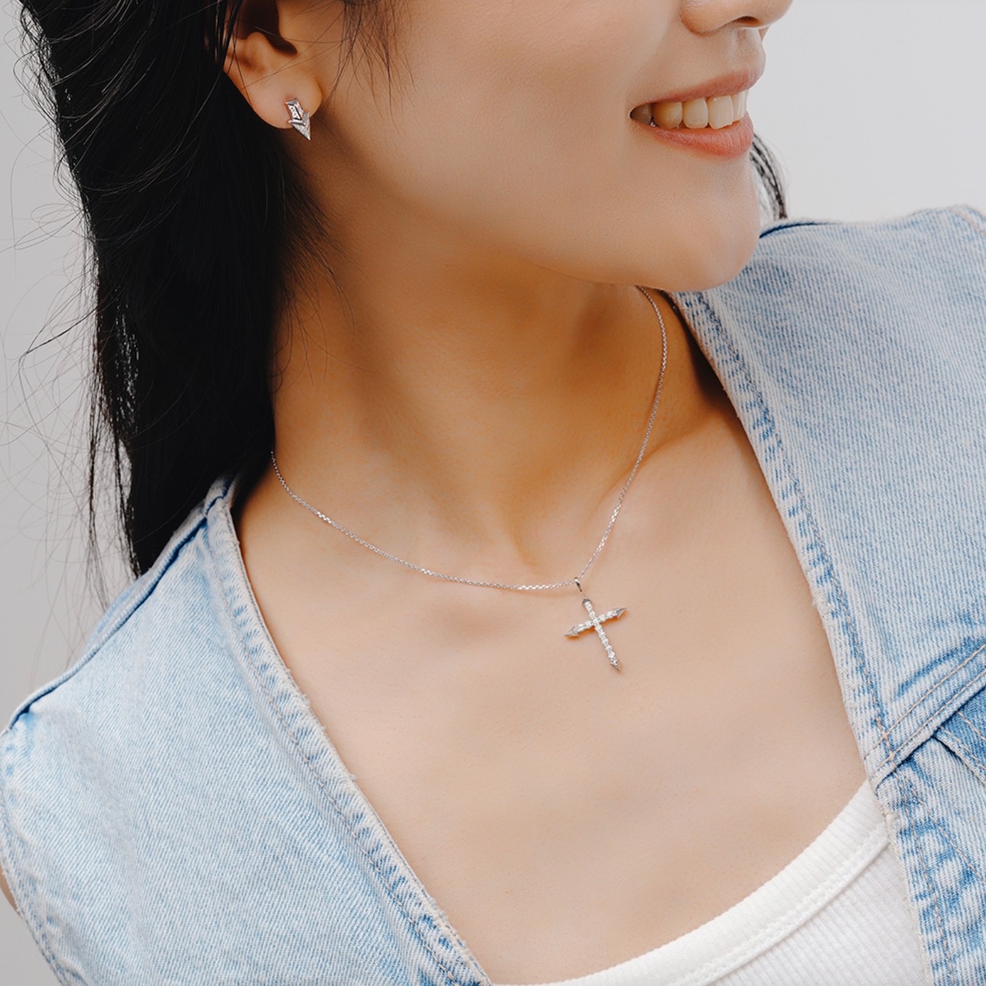 Miko Arrow Cross Diamond L Necklace White Gold 착용 스타일