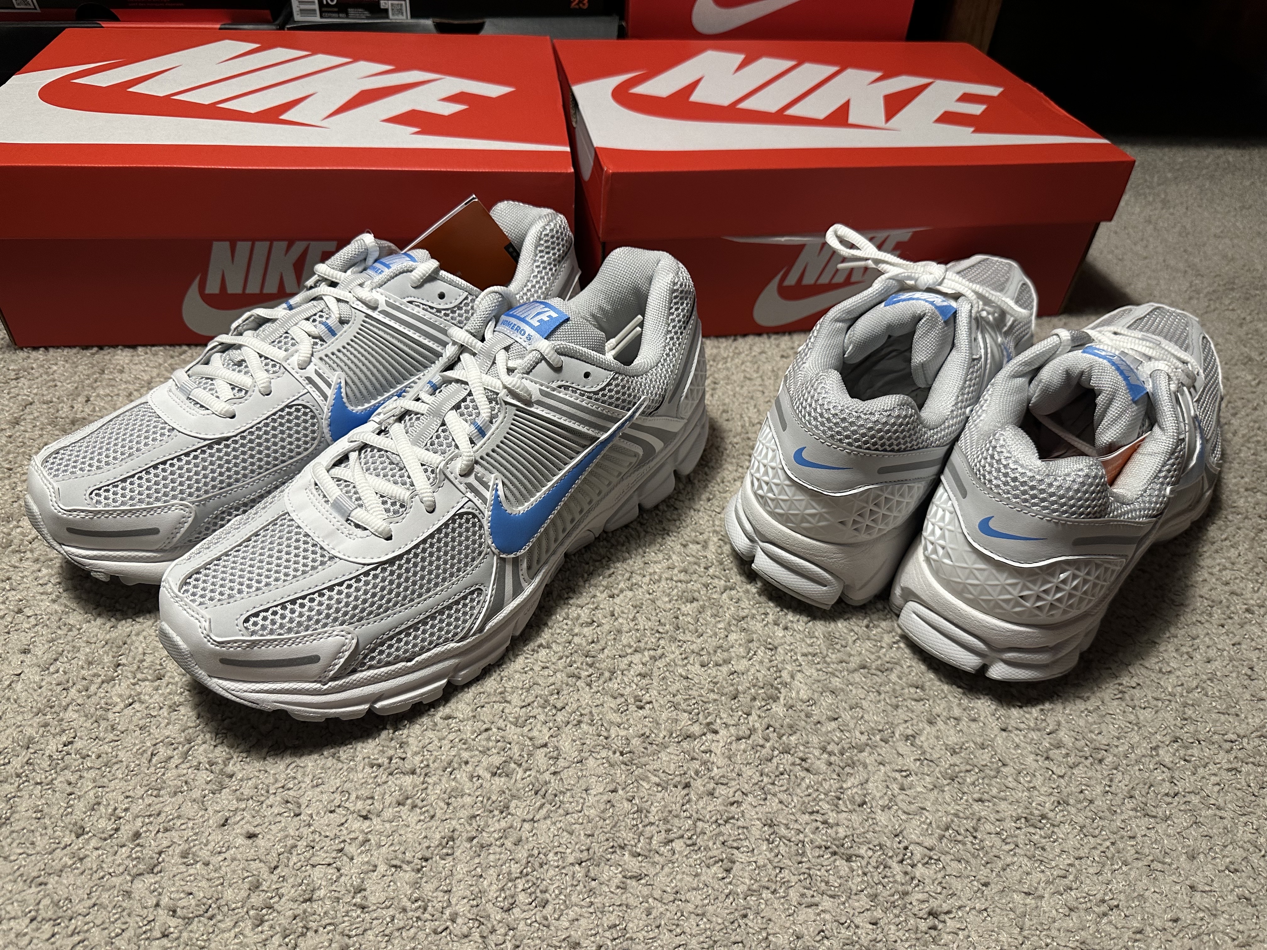 Nike Zoom Vomero 5 Photon Dust and University Blue 착용 스타일 - 1