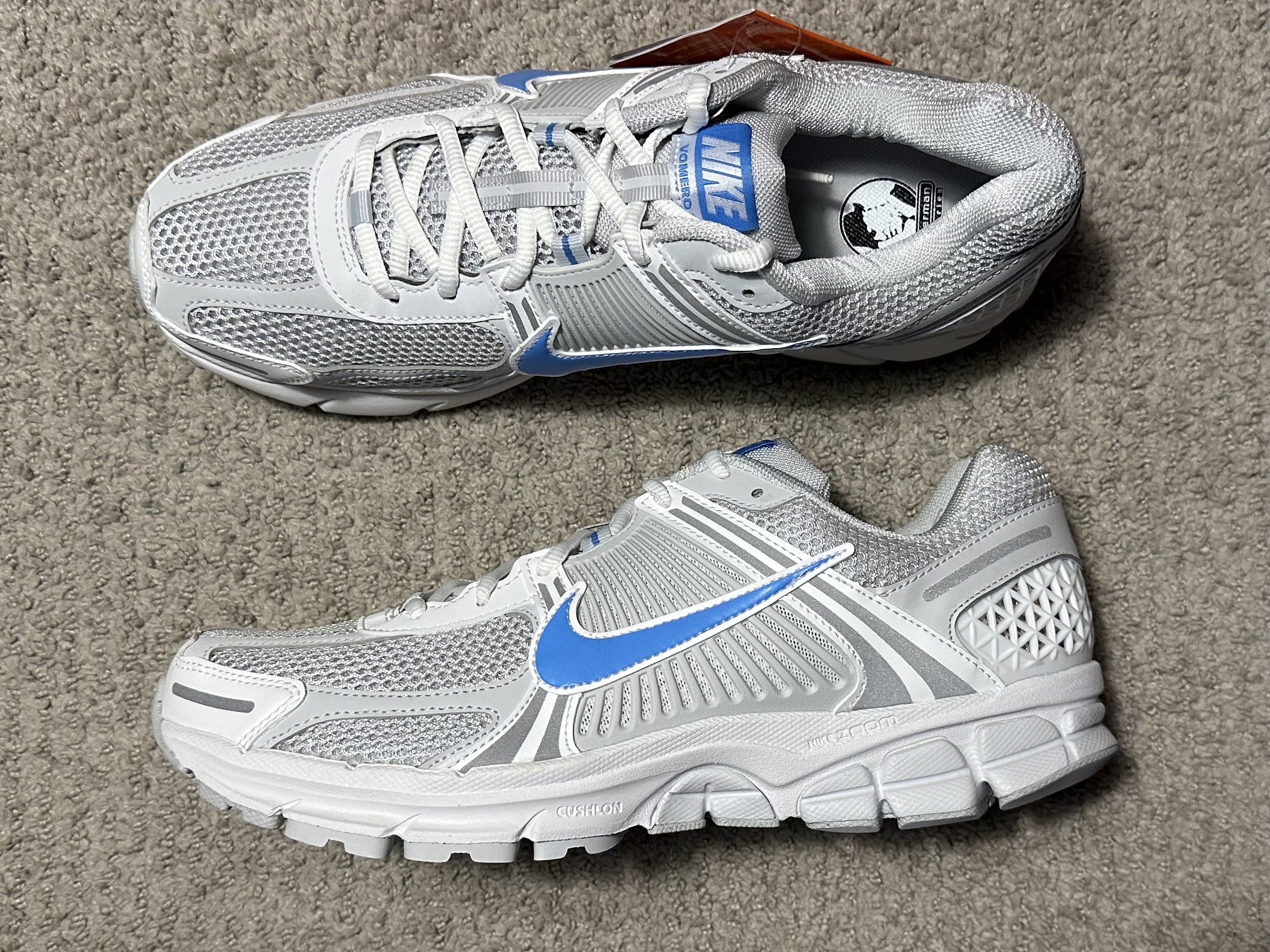 Nike Zoom Vomero 5 Photon Dust and University Blue 착용 스타일 - 3