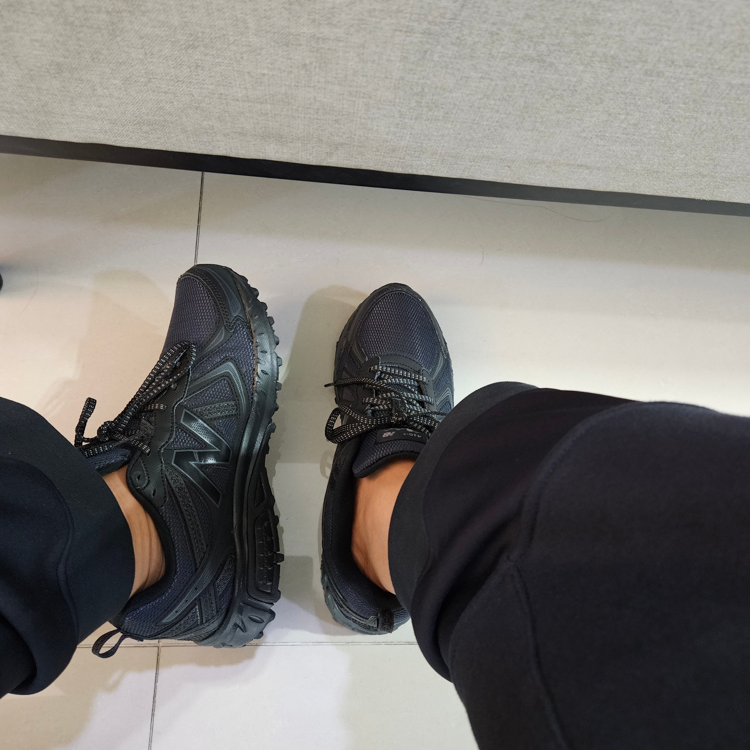 New Balance 410v5 Black - 2E Wide 착용 스타일