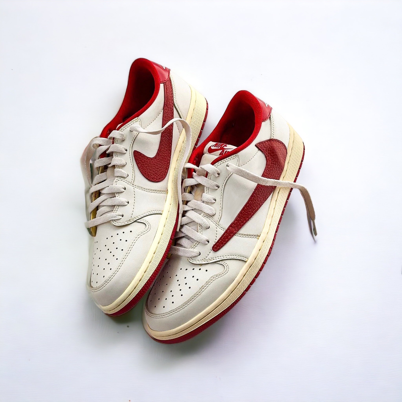 aj1 track red