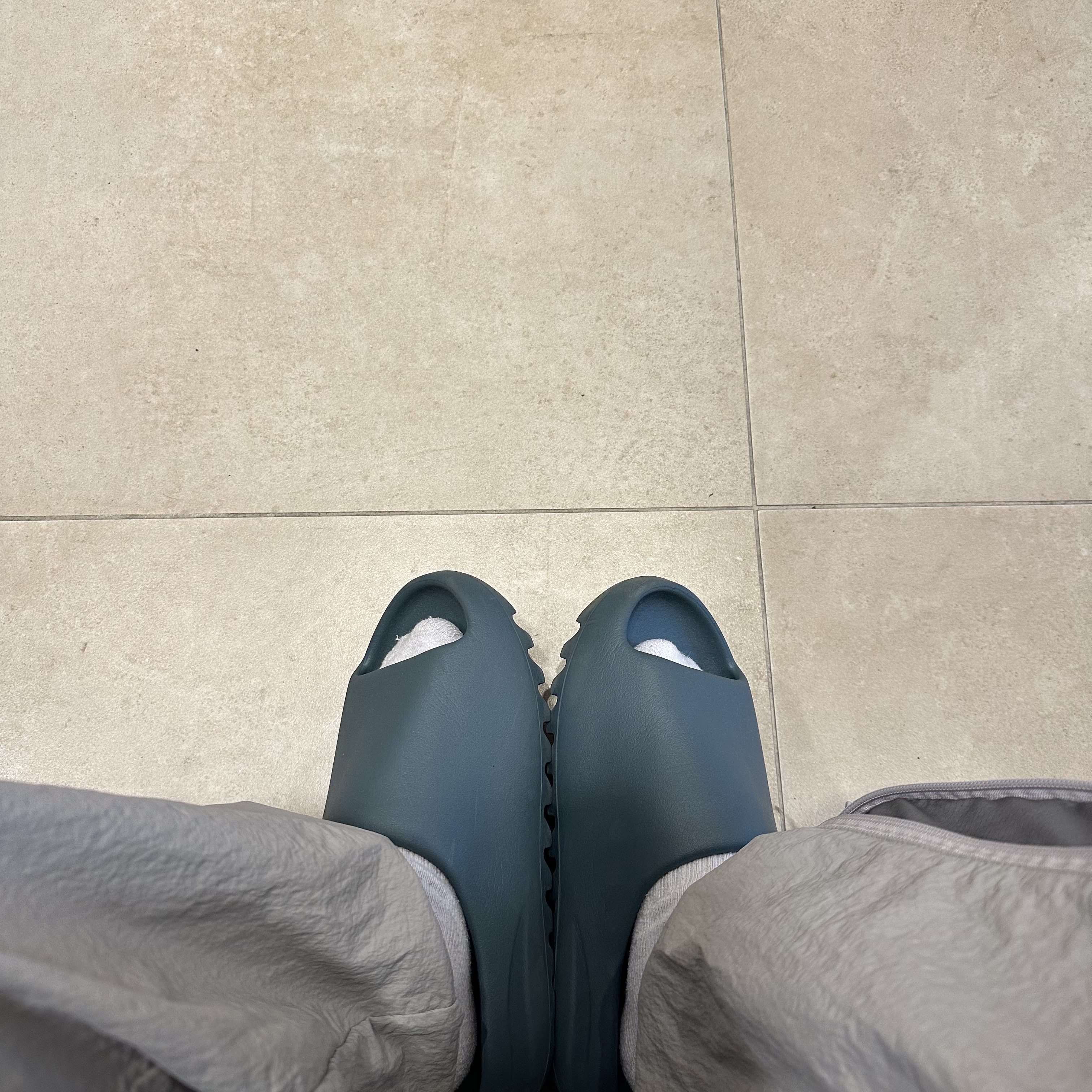 Adidas Yeezy Slide Slate Marine 착용 스타일