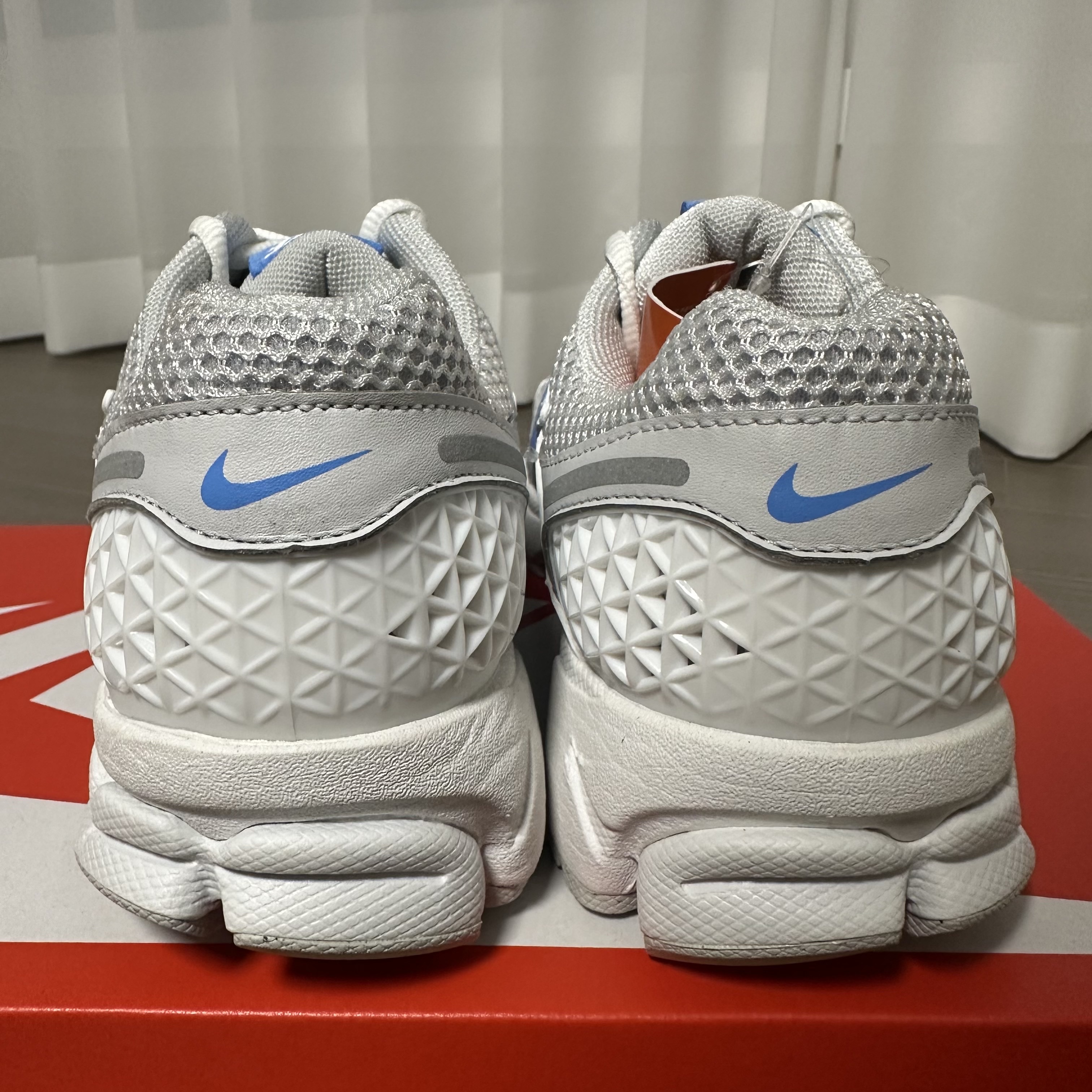Nike Zoom Vomero 5 Photon Dust and University Blue 착용 스타일 - 3