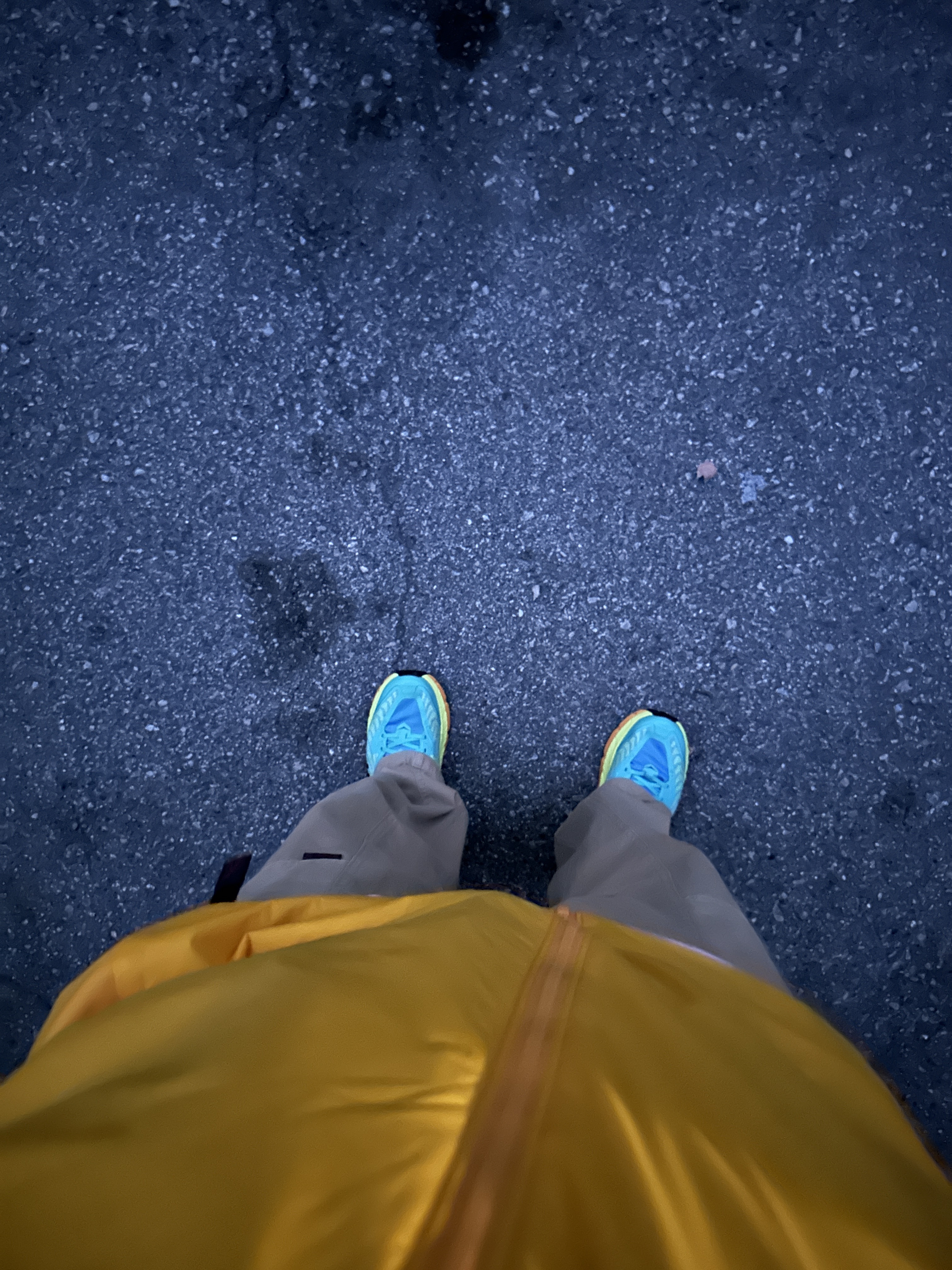 Arc'teryx Atom LT Hoody Oracle, Hoka Mafate Speed 4 Castlerock Black 착용 스타일