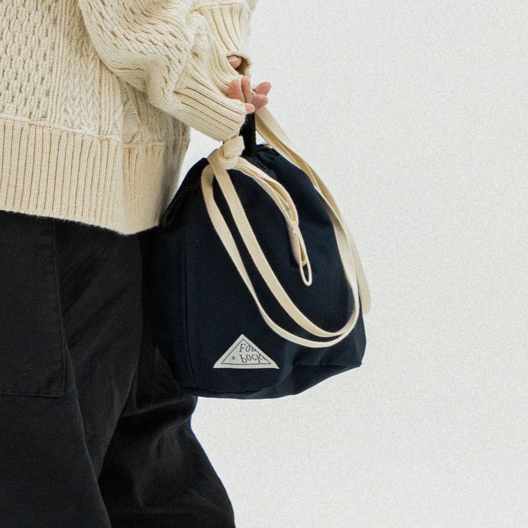 Found Pocket Lamp Bag Navy, Found Pocket Lamp Bag Ivory 착용 스타일 - 1