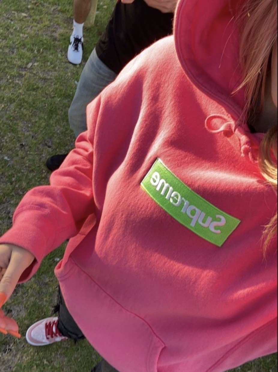 Supreme Satin Applique Hooded Sweatshirt Navy - 22FW, Supreme Satin Applique Hooded Sweatshirt Heather Grey - 22FW 착용 스타일 - 4