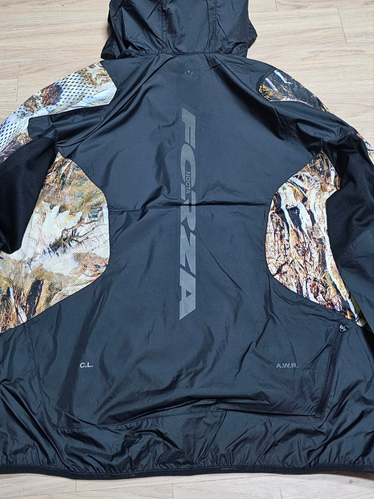 Nike x Drake Nocta NRG Running Jacket Black Baroque Brown (FJ3009-010) 착용 스타일 - 2