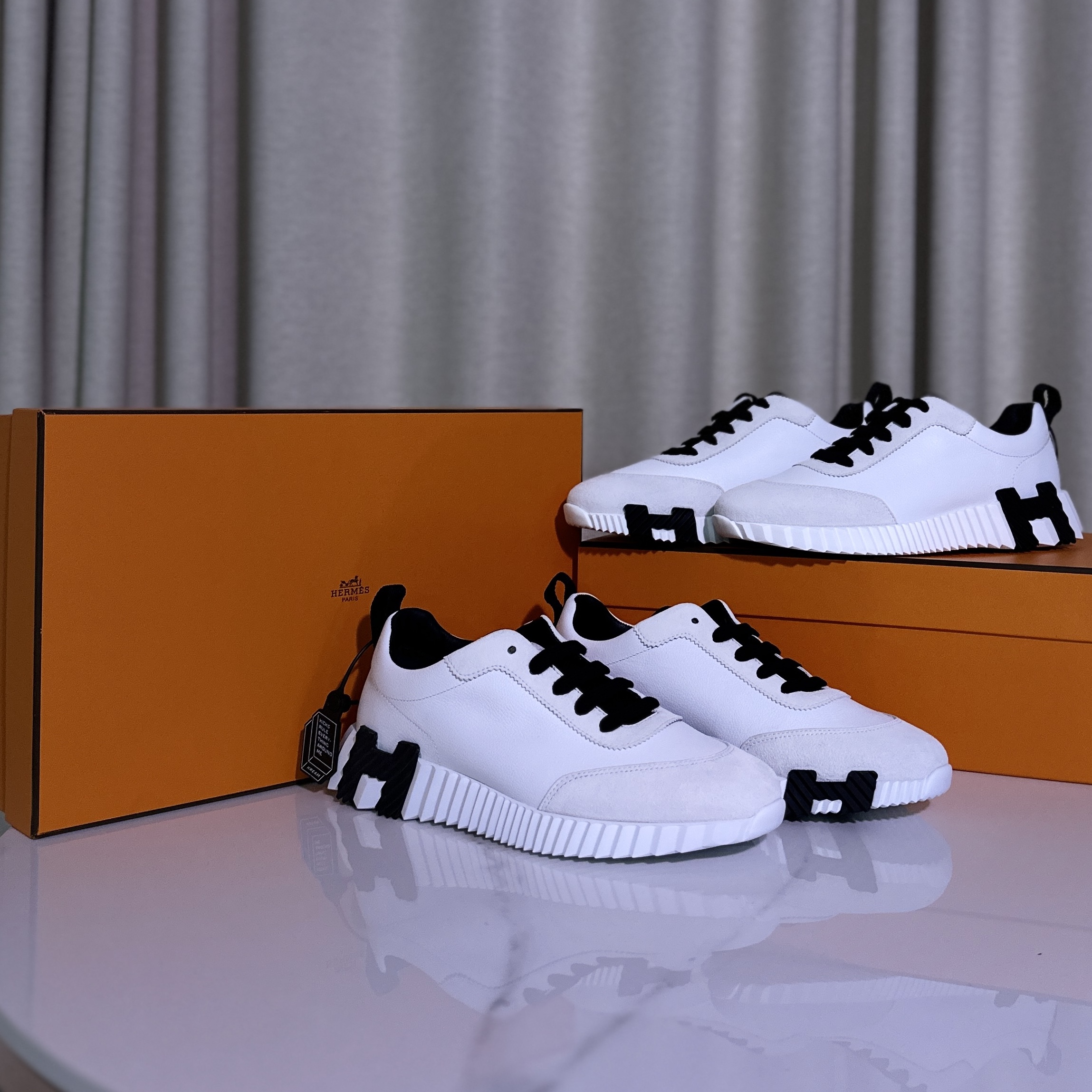 (W) Hermes Bouncing Sneakers Sport Suede Goatskin & Blanc Noir 착용 스타일