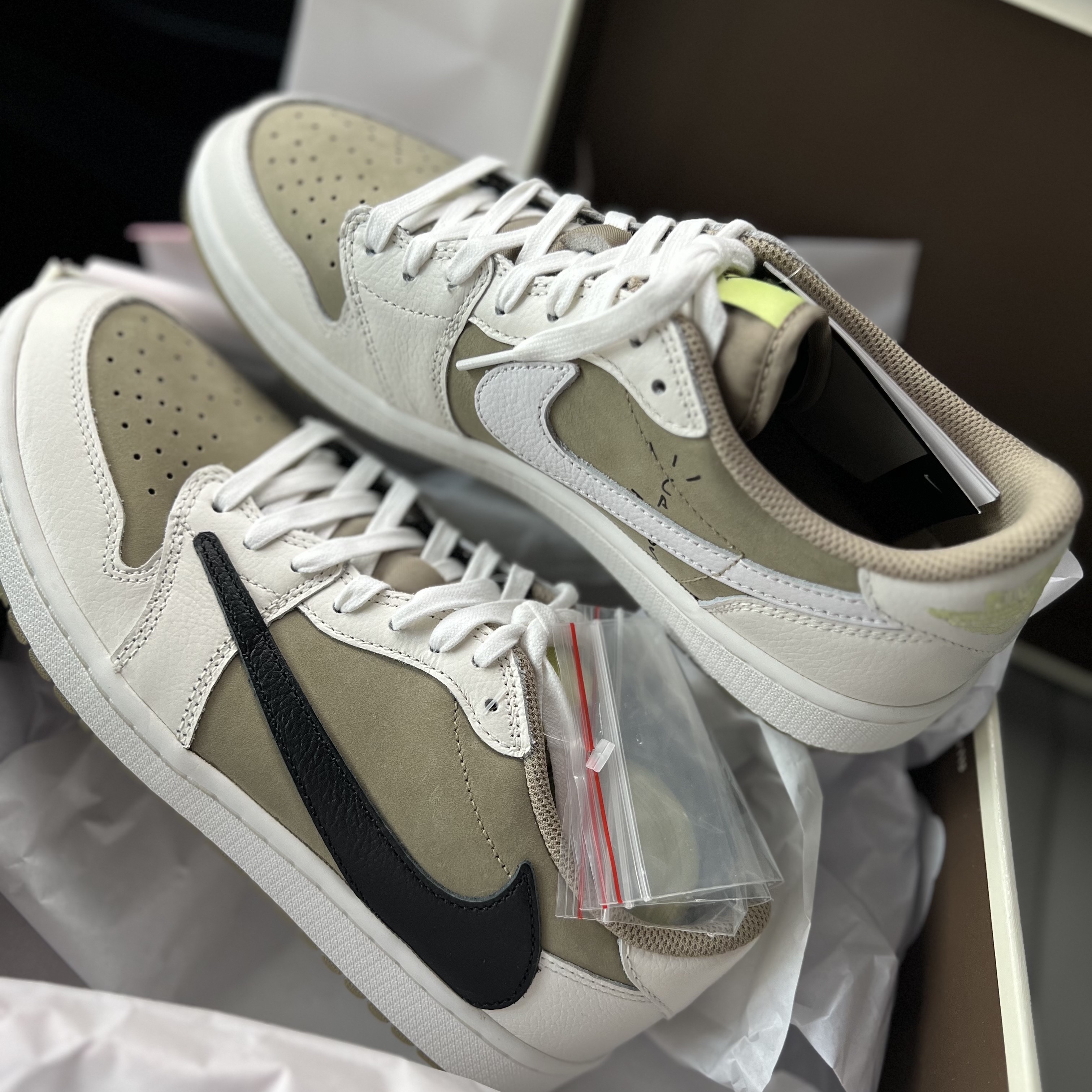 Jordan 1 x Travis Scott Retro Low Golf NRG Neutral Olive 착용 스타일 - 6
