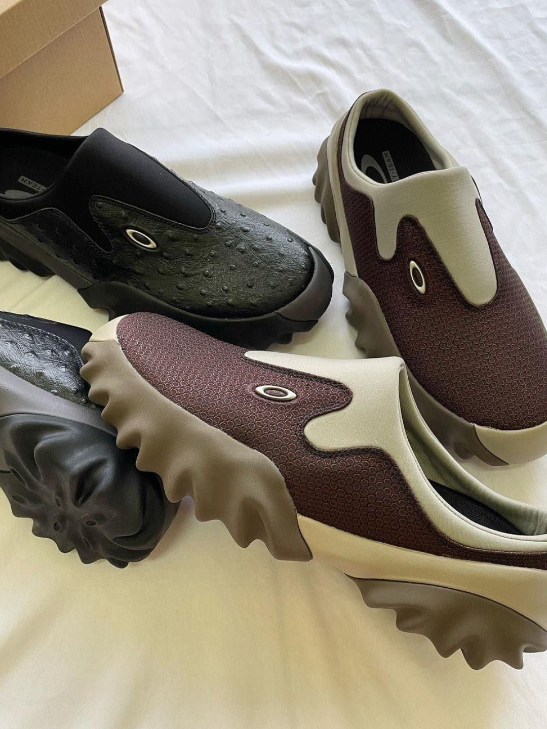 Oakley Factory Team x Brain Dead Ostrich Chop Saw Mule Maroon Espresso, Oakley Factory Team x Brain Dead Ostrich Chop Saw Mule Black 착용 스타일 - 3