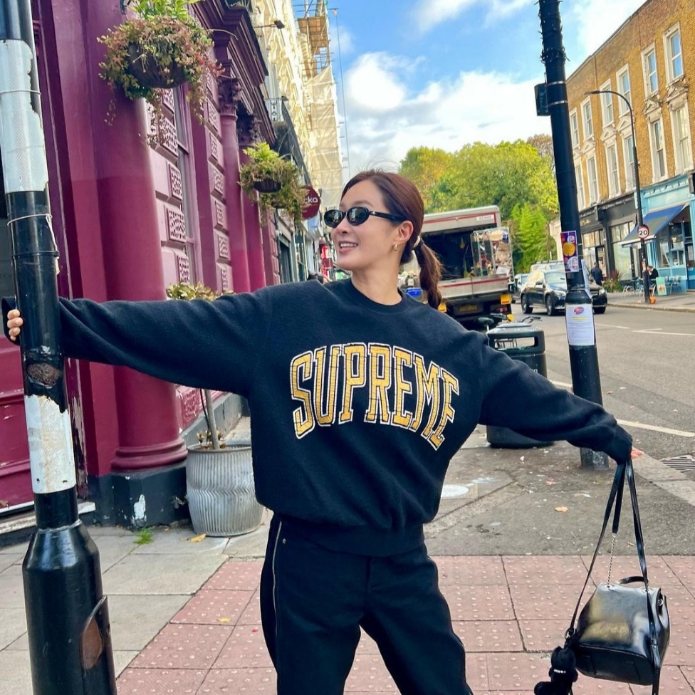 Supreme Inside Out Crewneck Black - 23FW 착용 스타일 - 2