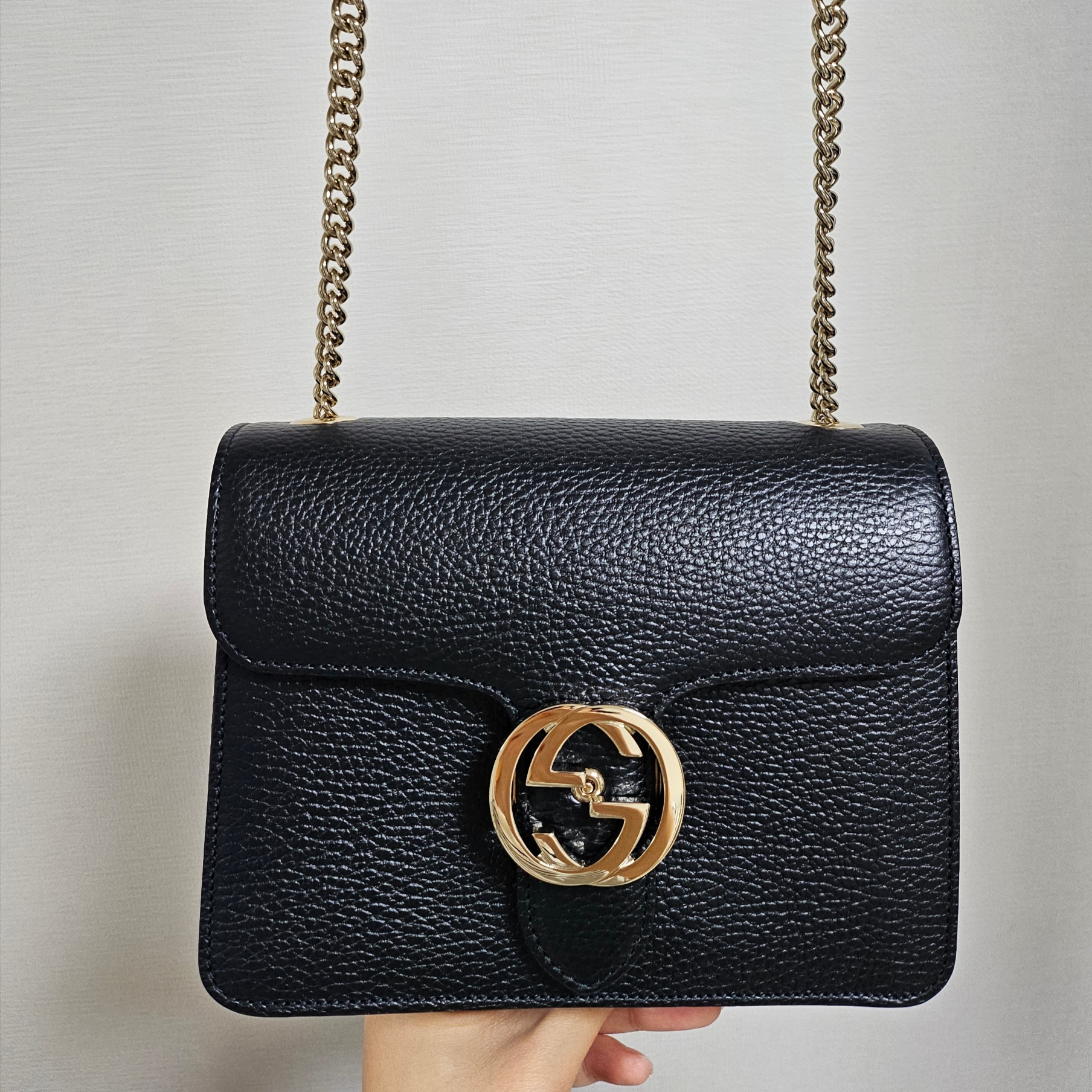 Gucci GG Interlocking Chain Shoulder Bag Black 착용 스타일 - 2