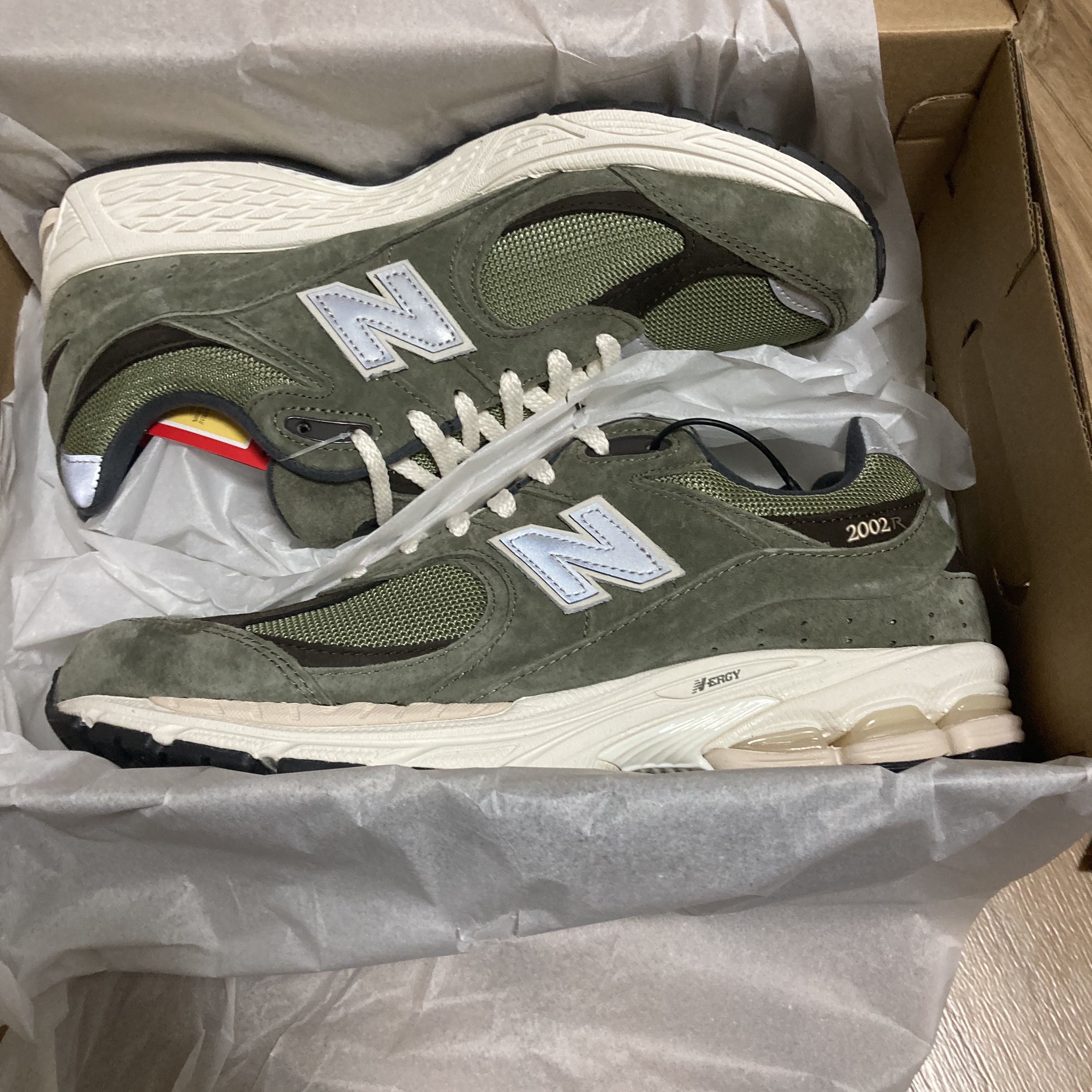 New Balance 2002R Special Vintage Khaki 착용 스타일 - 2