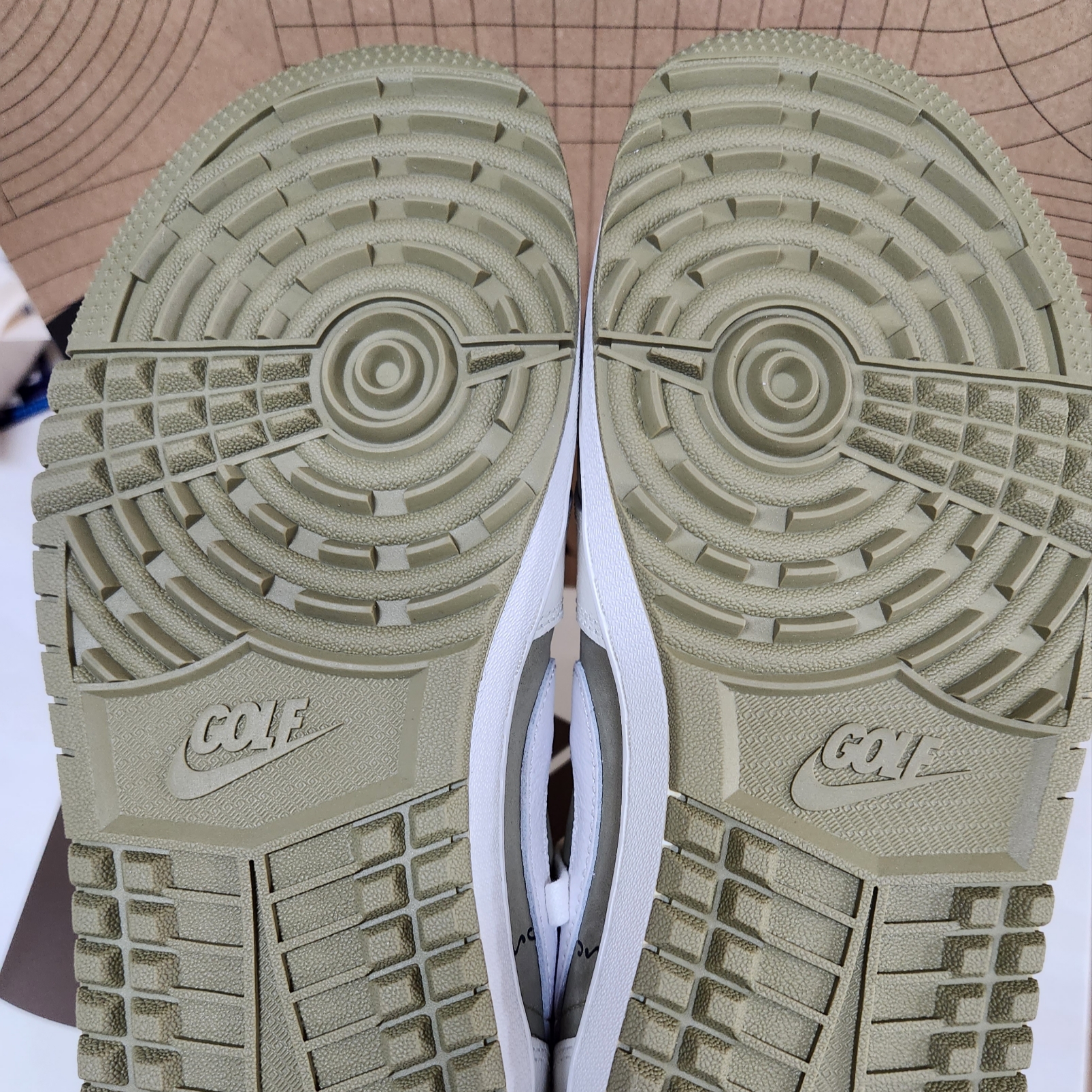Jordan 1 x Travis Scott Retro Low Golf NRG Neutral Olive 착용 스타일 - 6
