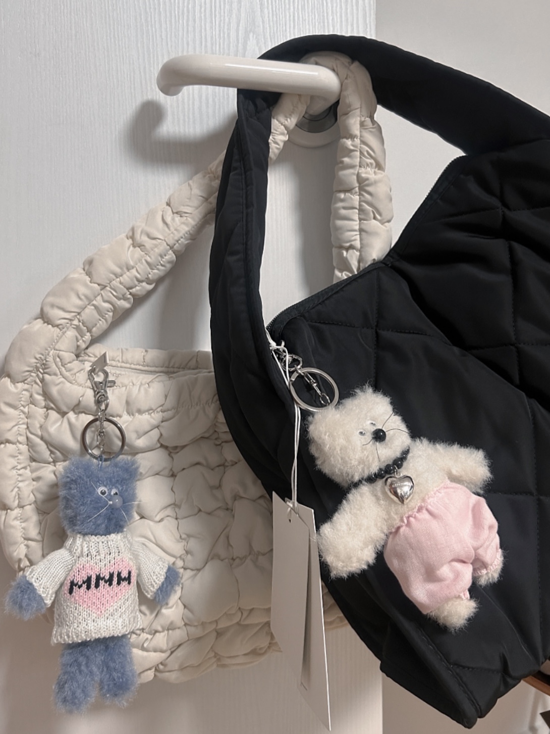 Monamhee Love Flexy Keyring Blue 착용 스타일