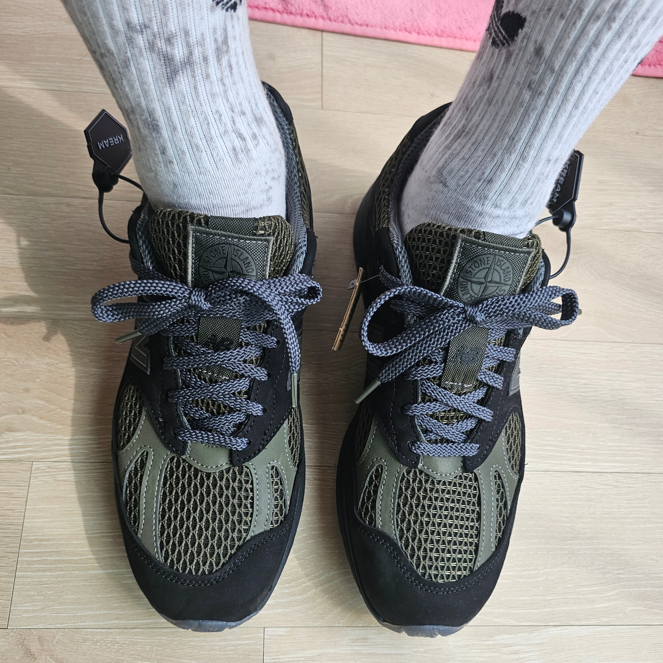 New Balance x Stone Island 991v2 Made in UK Black Olive Night 착용 스타일 - 2