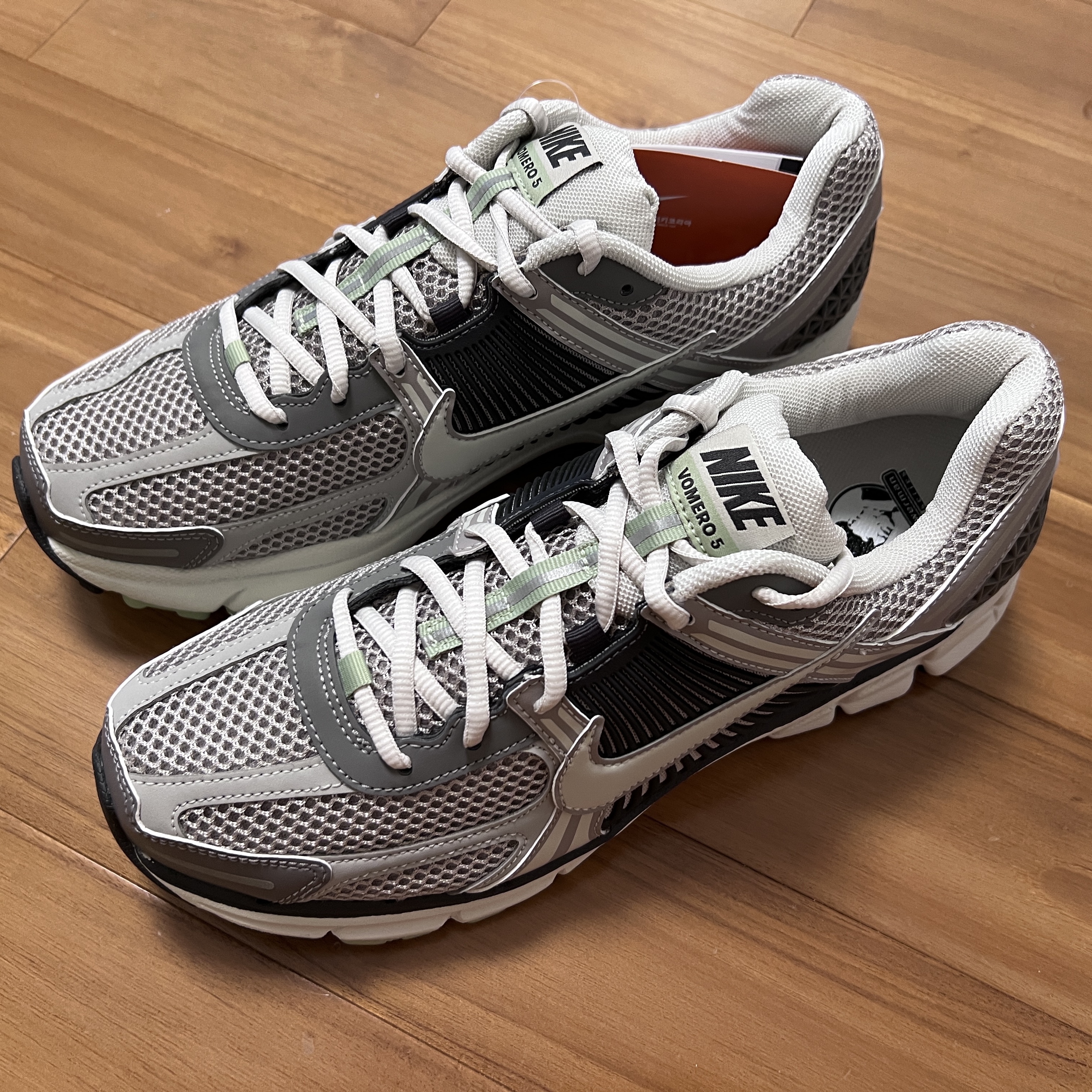 (W) Nike Zoom Vomero 5 Cobblestone and Flat Pewter 착용 스타일