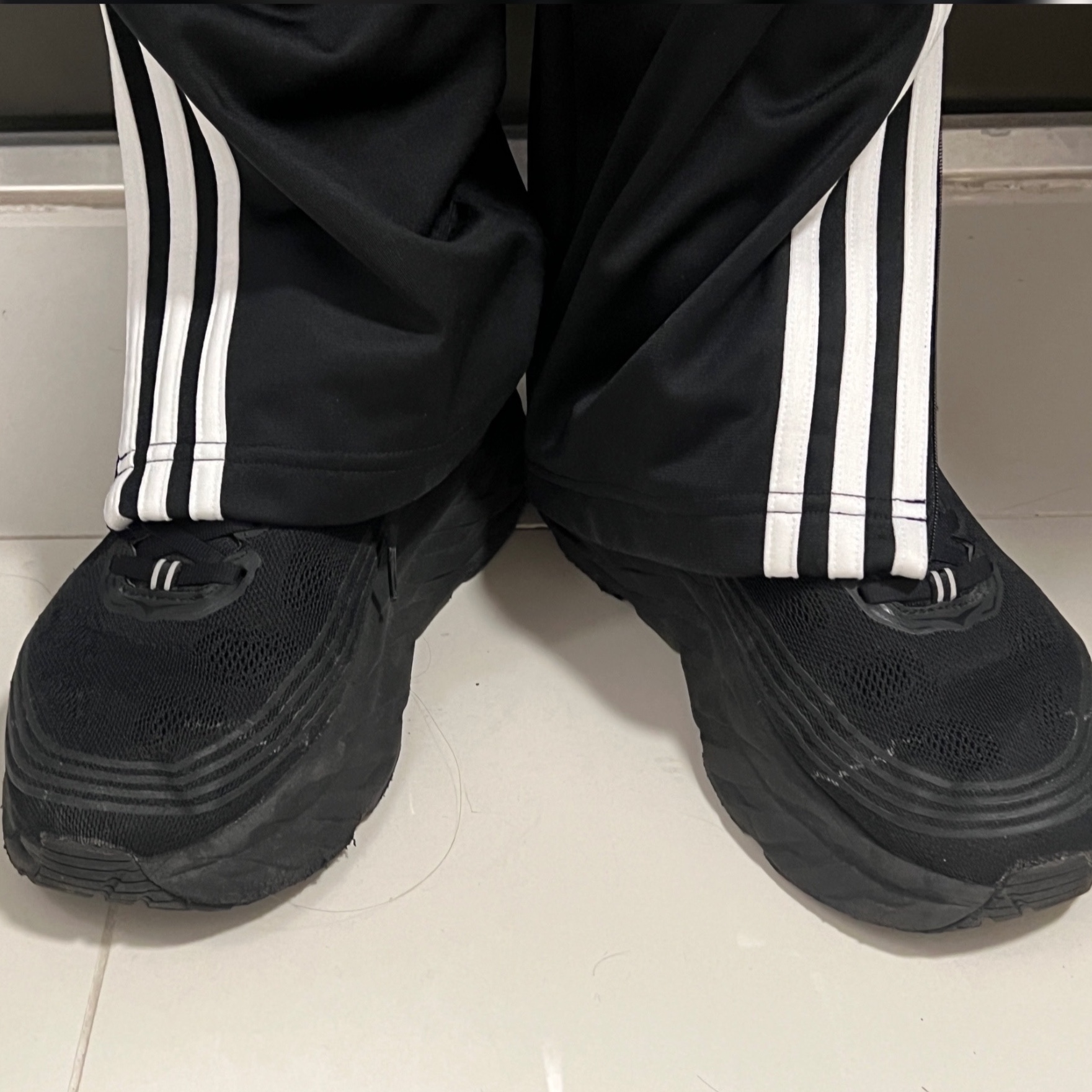 Hoka Bondi 6 Black - Wide 착용 스타일 - 2