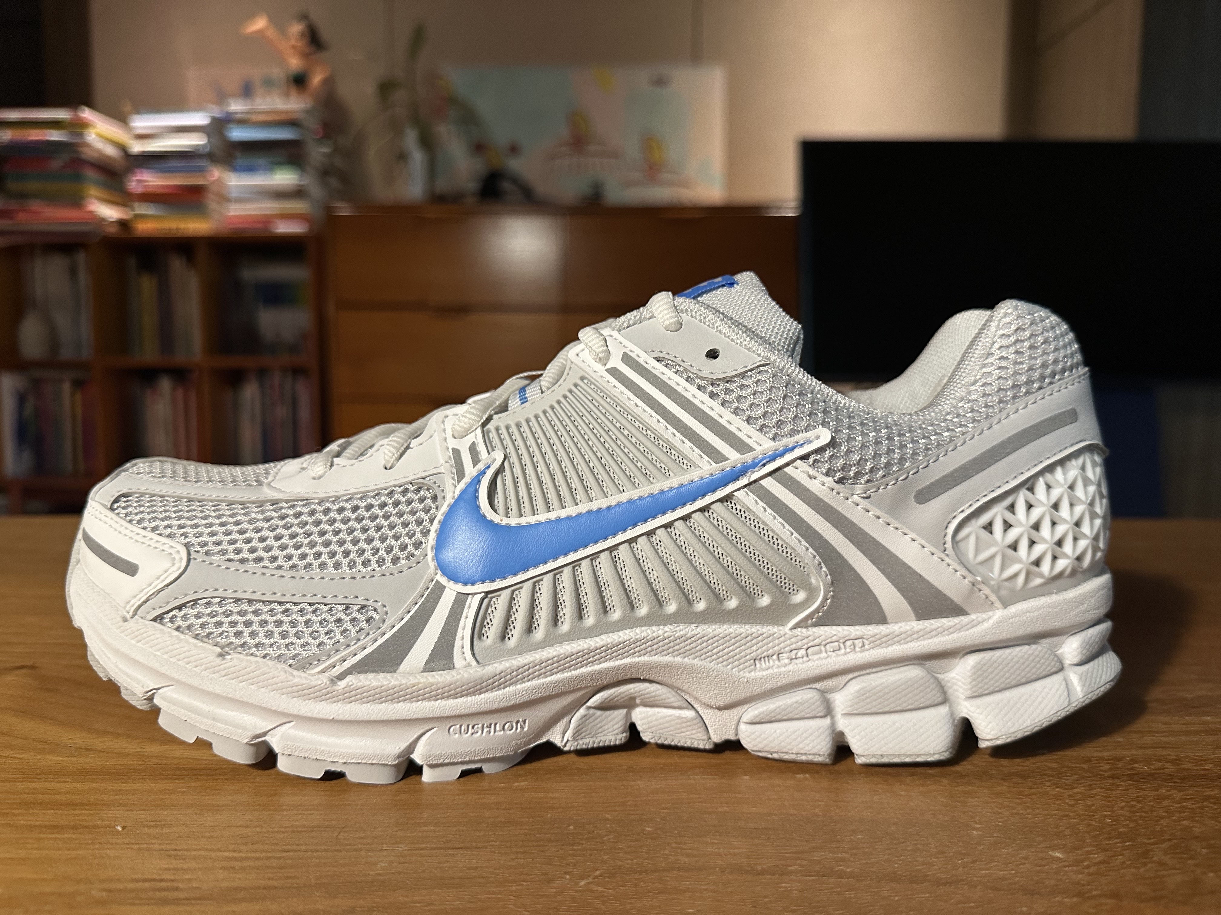 Nike Zoom Vomero 5 Photon Dust and University Blue 착용 스타일 - 4