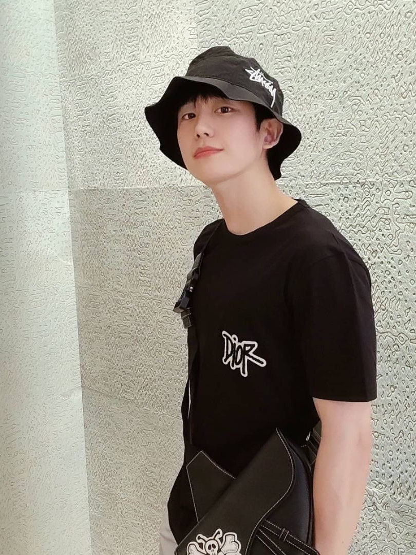 Dior Hit The Road Backpack Dior Gray CD Diamond Canvas, Dior x Birkenstock Tokio Mule Felted Wool Embroidered with Flowers and Nubuck Calfskin Grey 착용 스타일 - 4