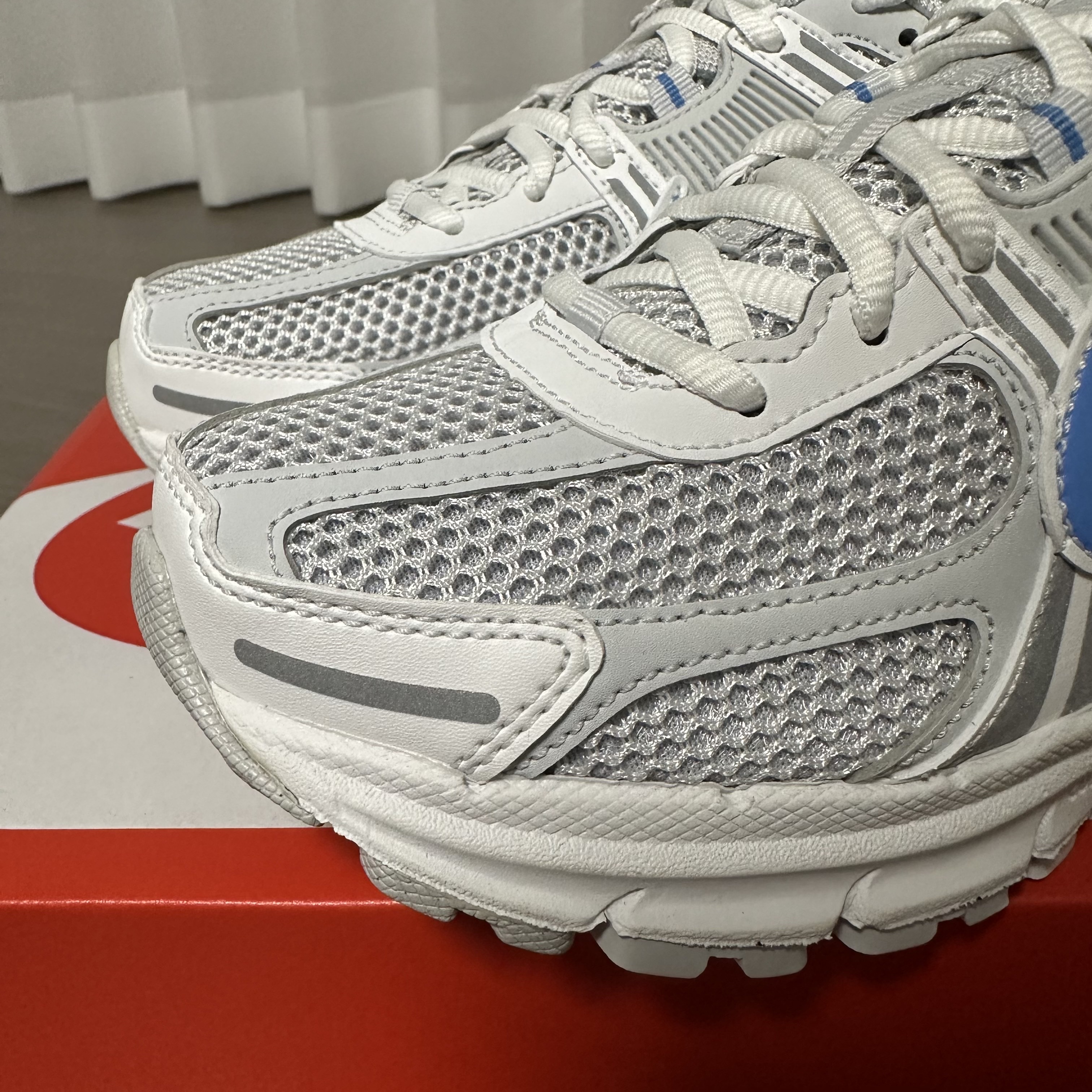 Nike Zoom Vomero 5 Photon Dust and University Blue 착용 스타일 - 2